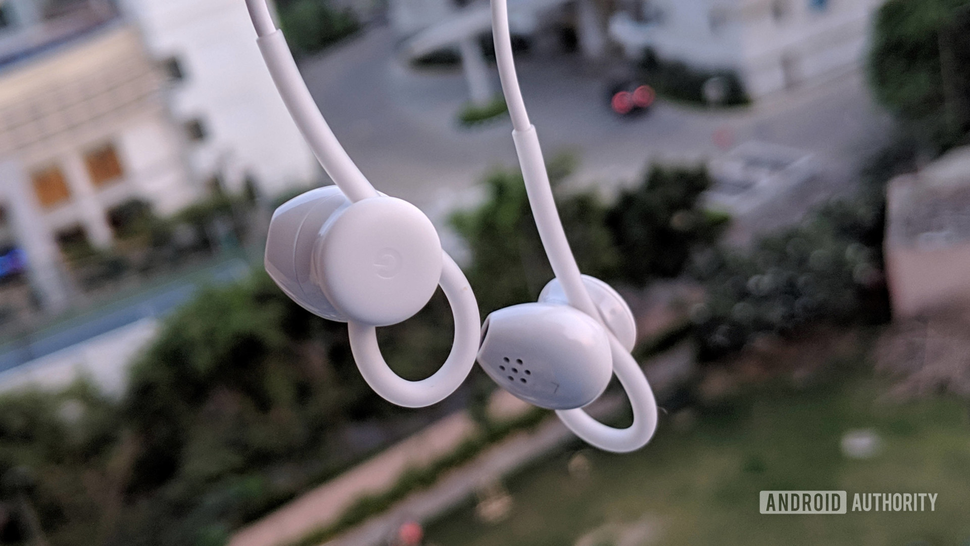 Um par de fones de ouvido Pixel USB-C pendurados.