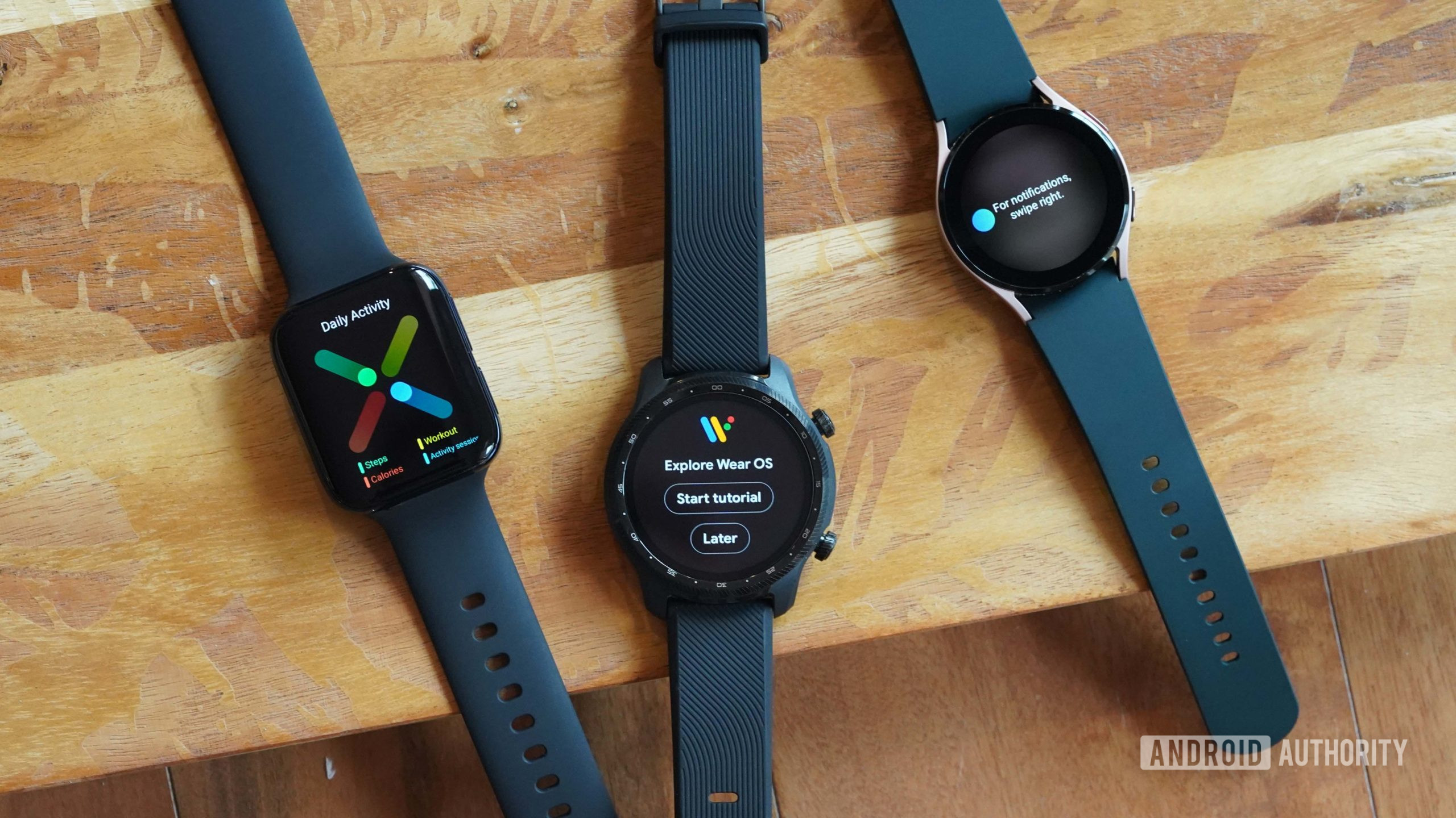 Um Oppo Watch, um TicWatch Pro 3 Ultra e um Galaxy Watch 4 repousam em uma placa de madeira, cada um exibindo as etapas do tutorial do Wear OS.