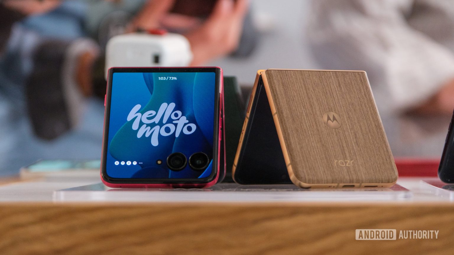 Mãos com a série expandida RAZR 2025