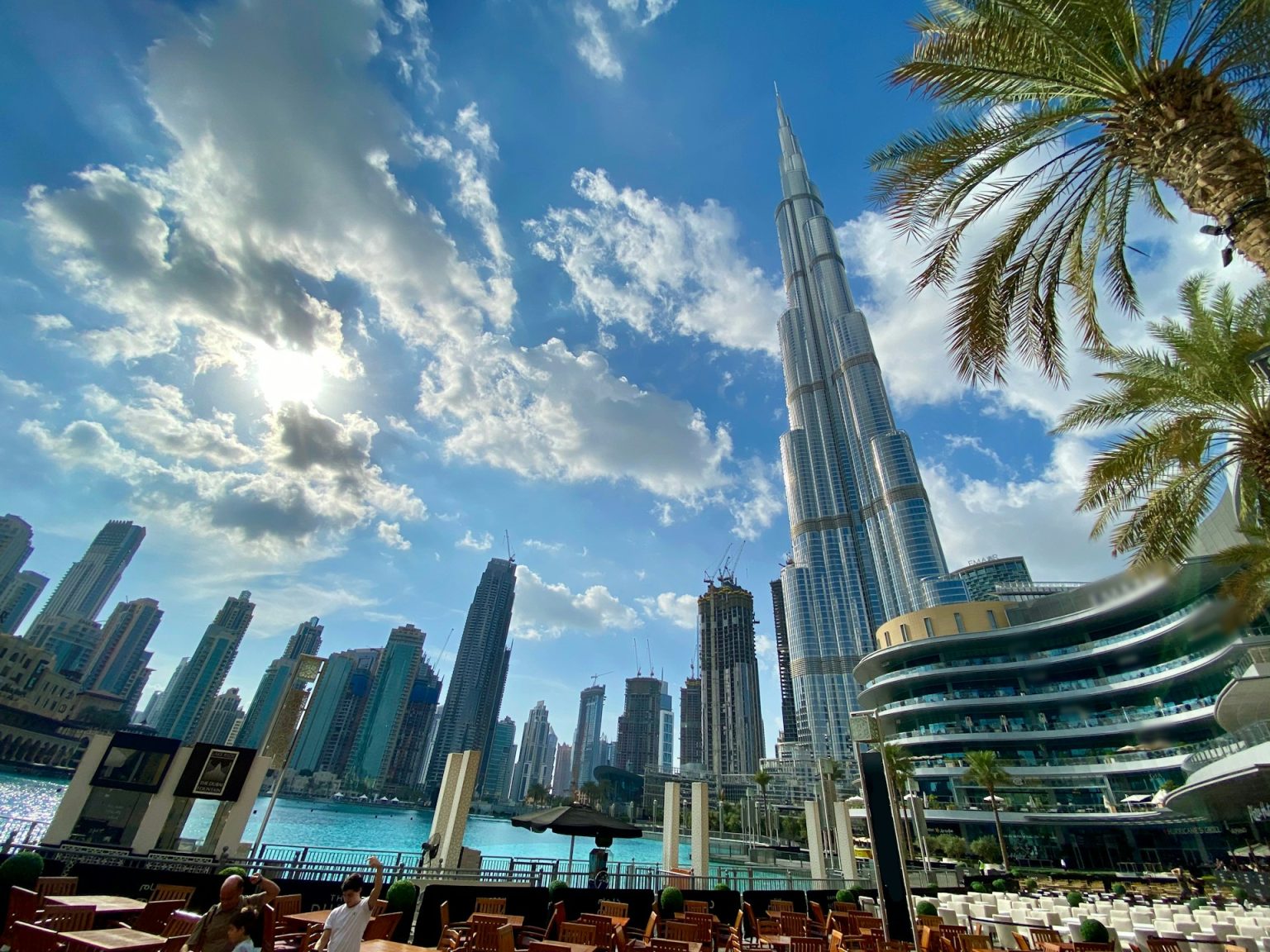 De paraquedismo ao deserto Safaris: atividades obrigatórias para estudantes em Dubai