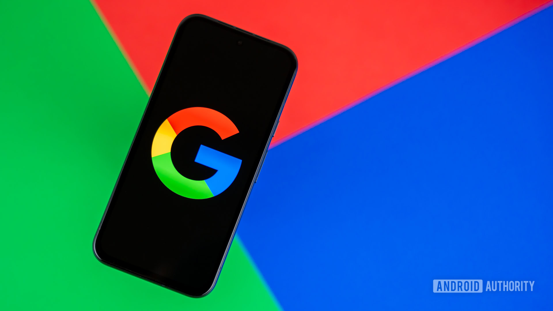 Logotipo de pesquisa do Google ou Google no smartphone, com foto de estoque colorida de fundo (2) Logotipo de pesquisa do Google ou Google no smartphone, com foto de estoque colorida de fundo (2)