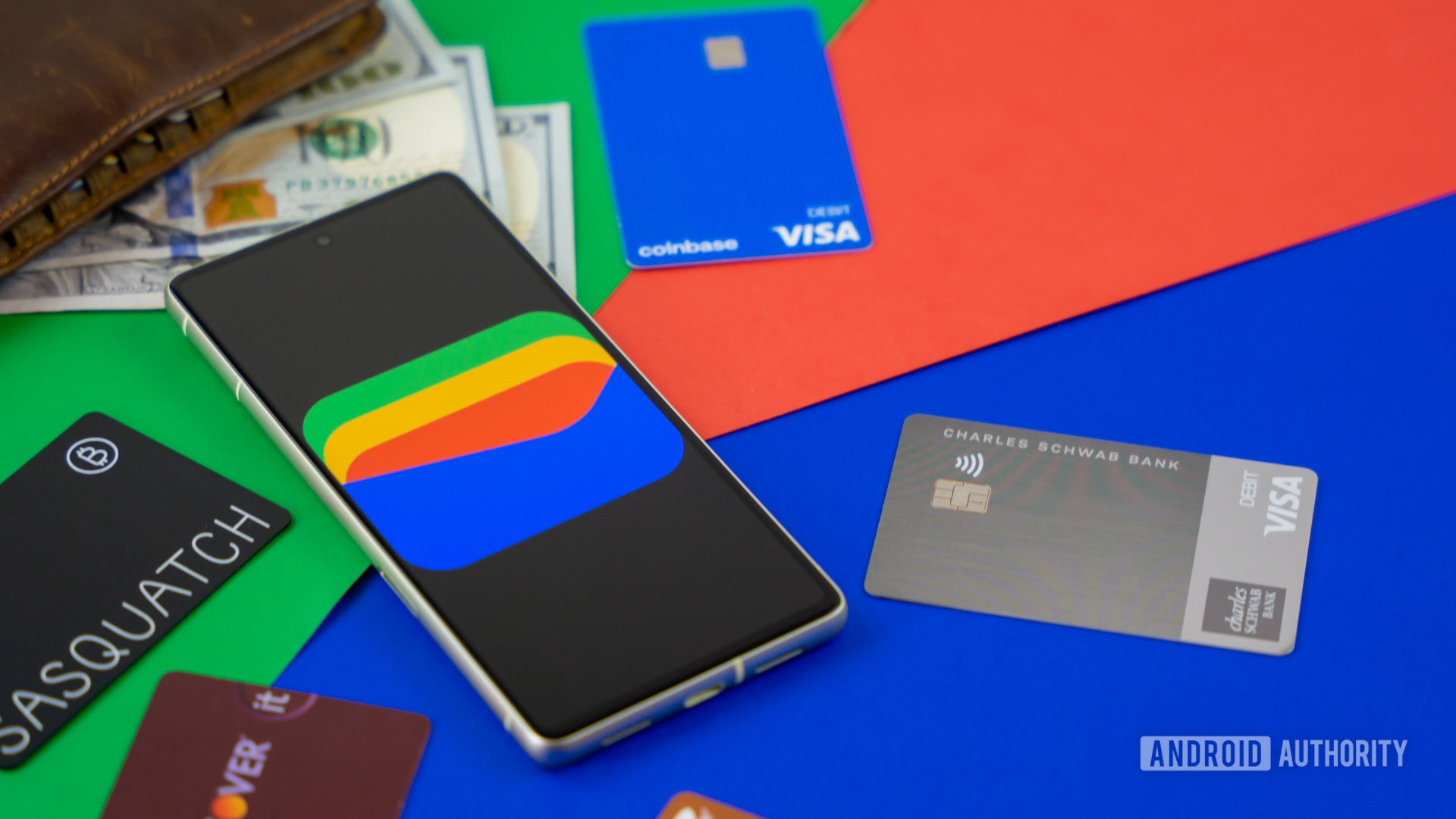 Logotipo da Google Wallet no smartphone ao lado de cartões de crédito e dinheiro Foto 1