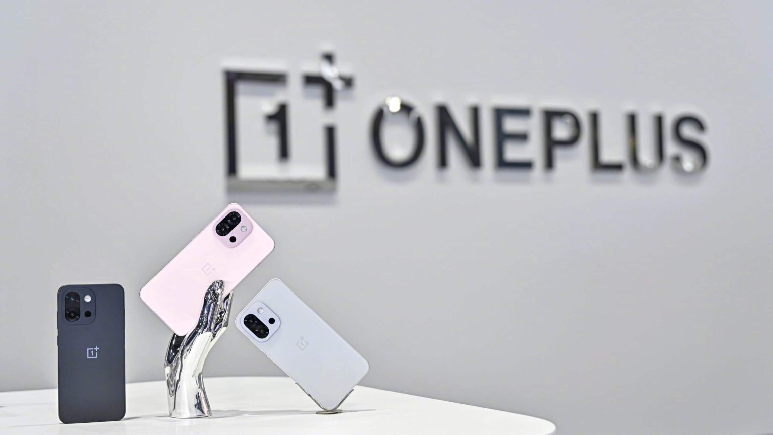 OnePlus 13T foi lançado com enorme bateria e tamanho pequeno