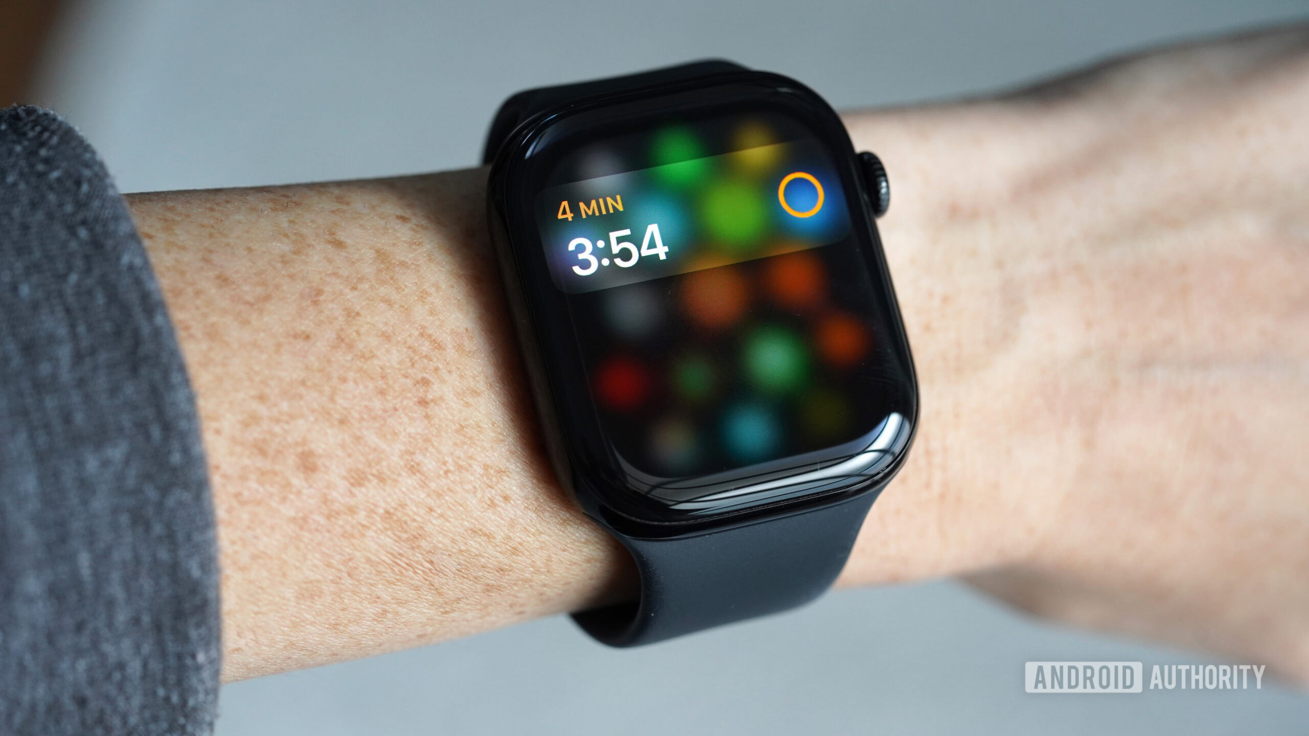 Timer do Apple Watch Um usuário do Apple Watch define um cronômetro usando Siri.