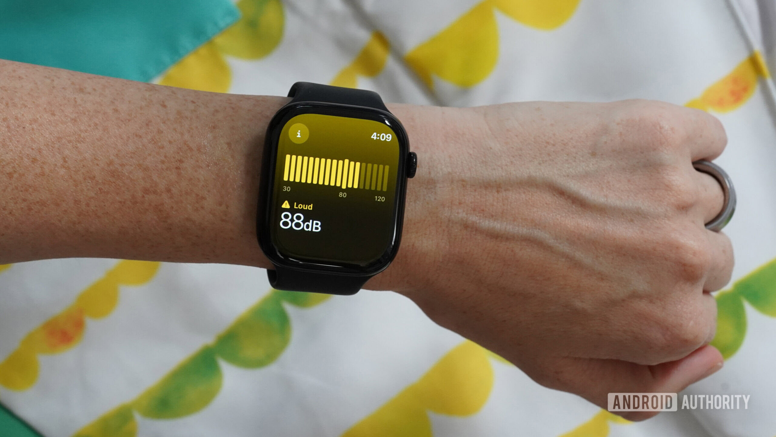 Aplicativo de ruído da Apple Watch Um usuário do Apple Watch verifica o volume de seu ambiente com o aplicativo de ruído.
