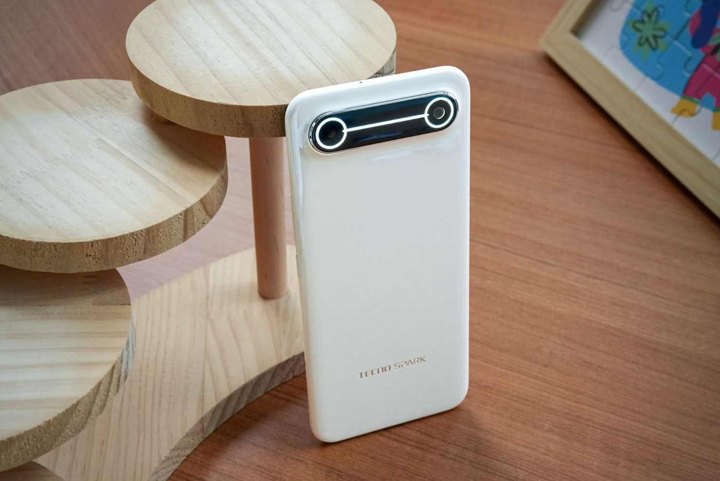 Tecno Spark Slim em pé traseiro de cima Tecno Spark Slim em pé traseiro de cima