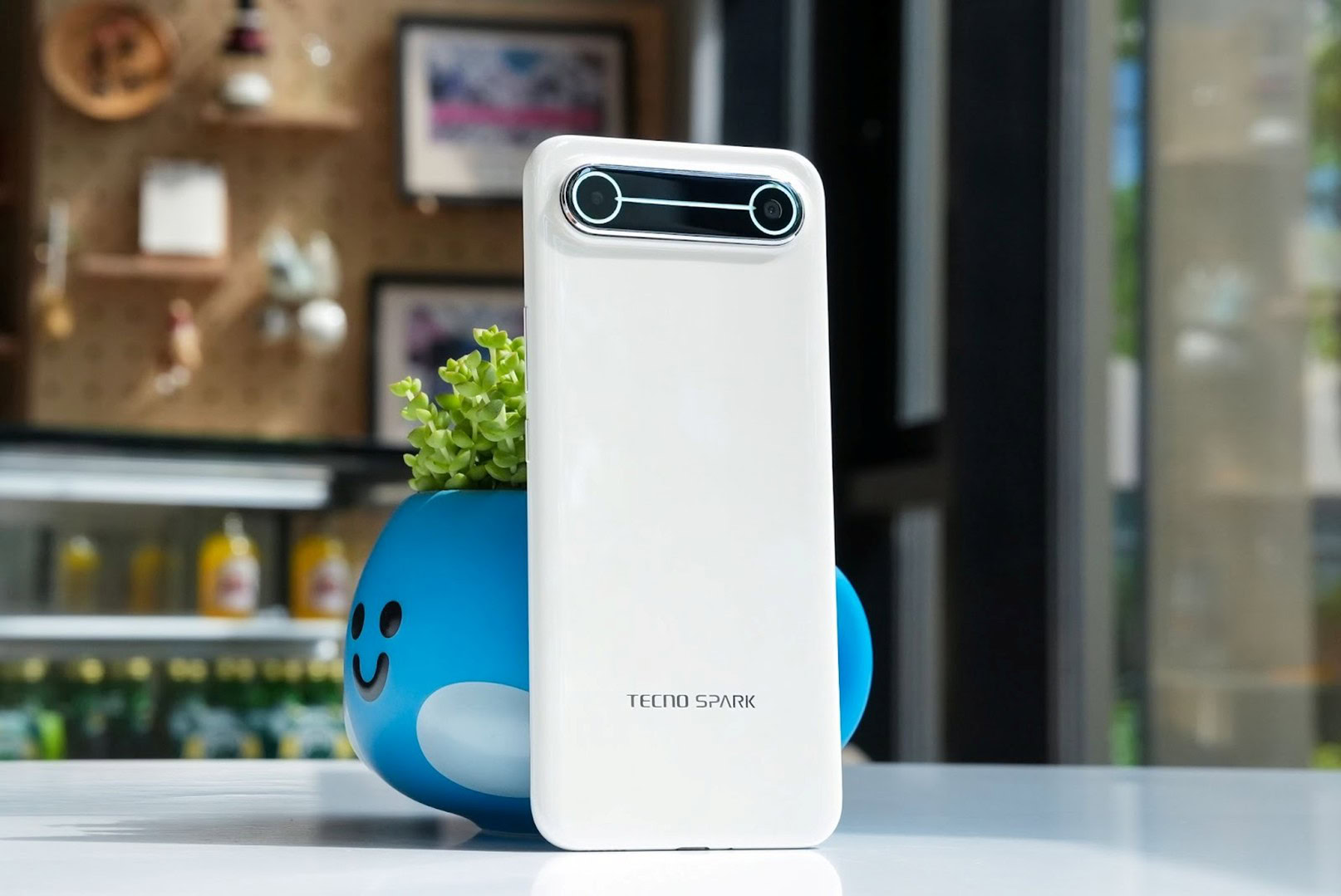 Tecno Spark Slim em pé traseiro Tecno Spark Slim em pé traseiro