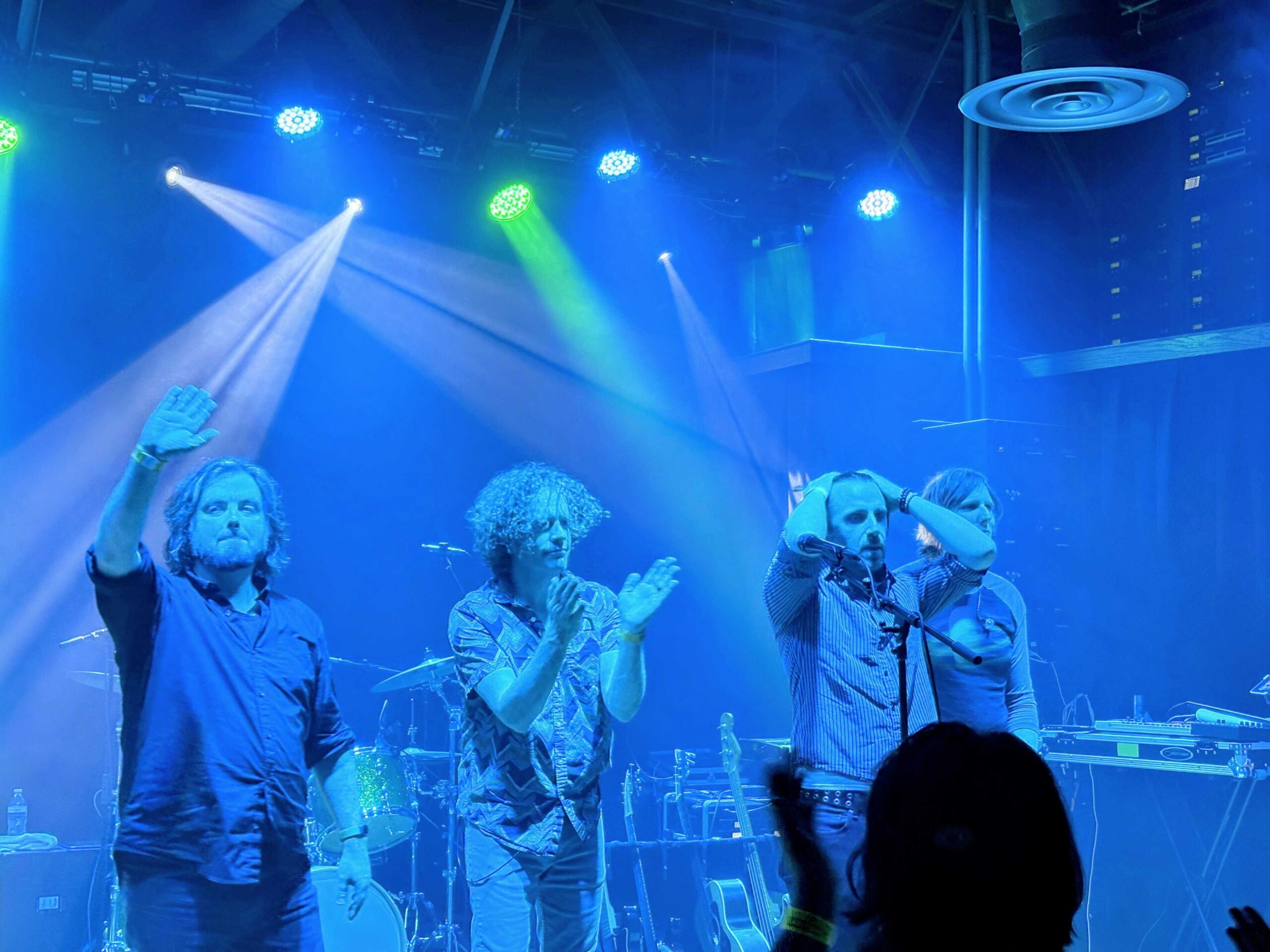 Uma foto de um concerto, editado com a opção aprimorada da Quick Edit.