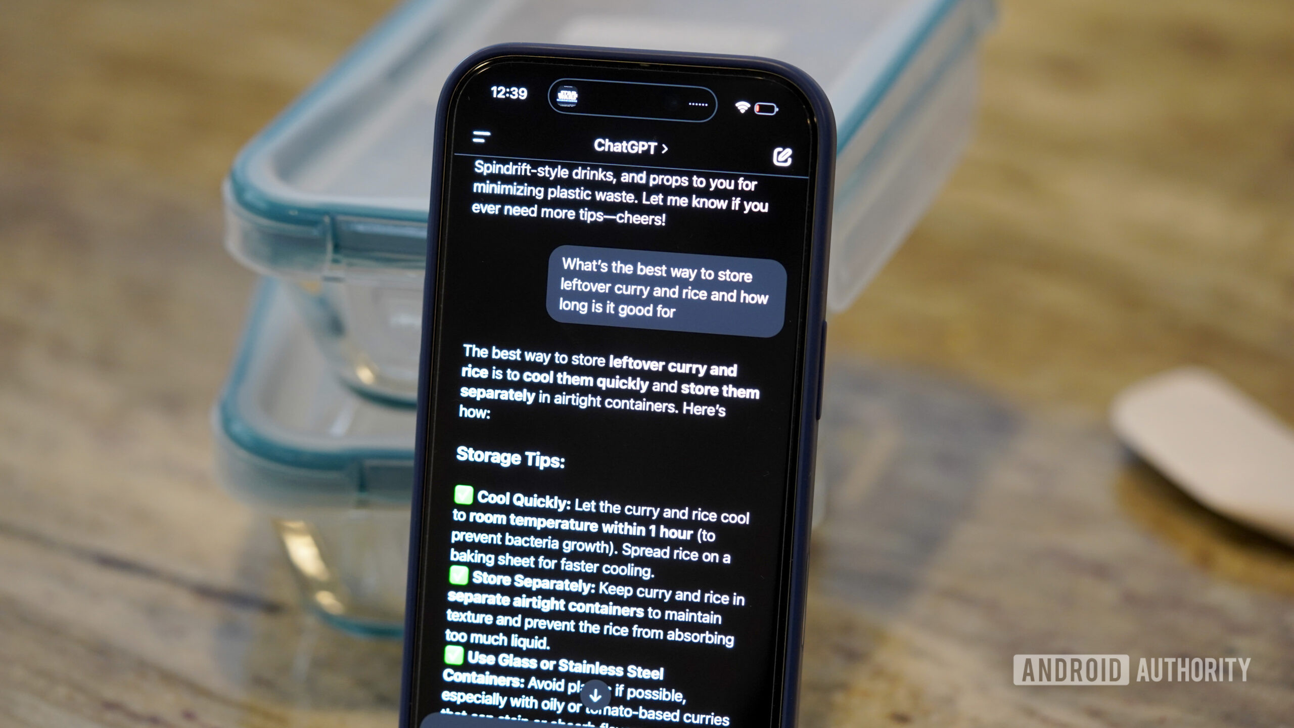 Armazenamento de alimentos chatgpt O iPhone de um usuário exibe dicas do ChatGPT relacionadas ao armazenamento de alimentos.