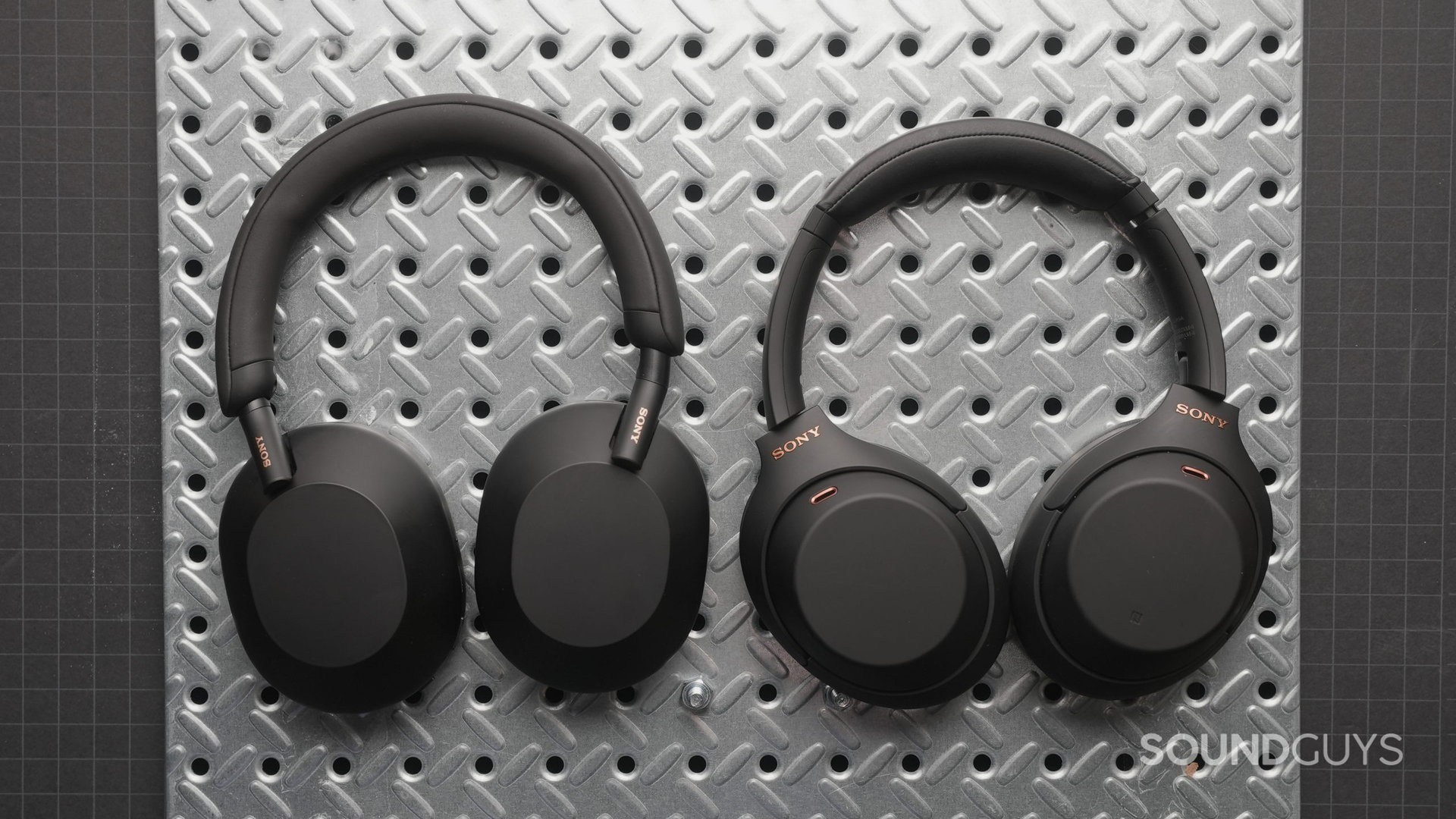 Sony WH 1000XM5 ao lado da Sony WH 1000XM4 no painel de metal escalado 1 Vista de cima para baixo da Sony WH-1000XM5 ao lado da Sony WH-1000XM4 em uma superfície de metal