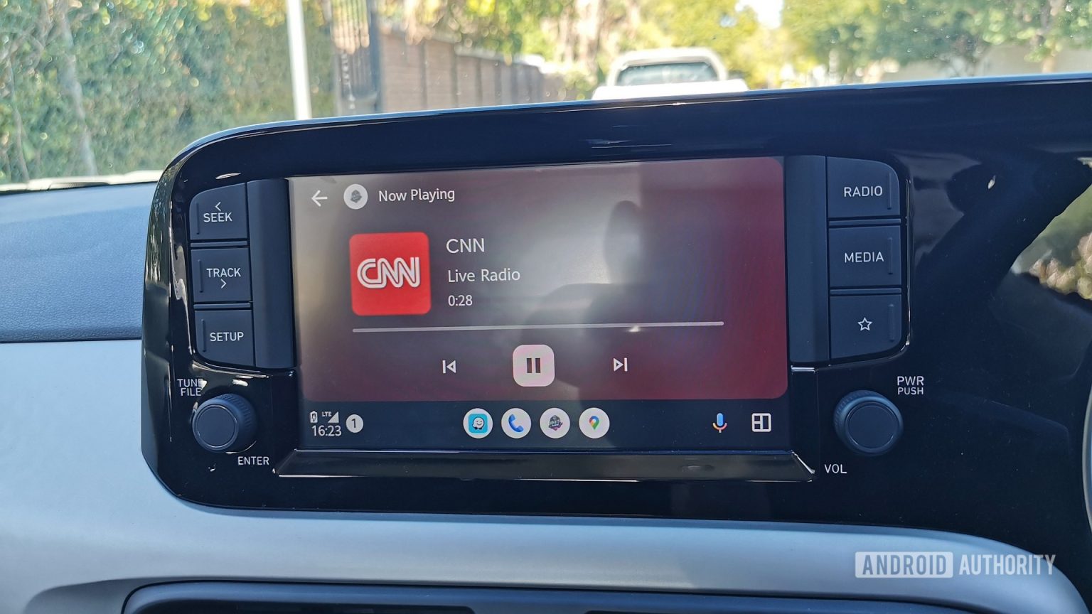 Android Auto poderá em breve ajustar o layout do botão de reprodução da mídia