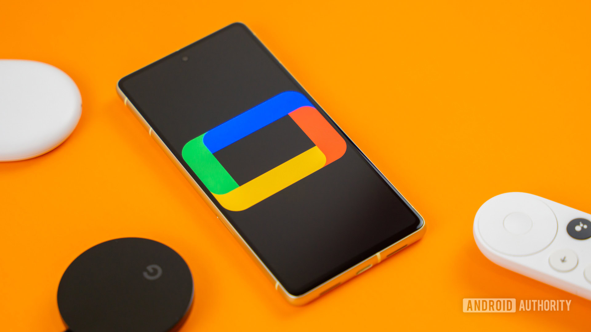Logotipo do Google TV no smartphone ao lado dos dispositivos Chromecast e foto remota de stock 5 Logotipo do Google TV no smartphone ao lado dos dispositivos Chromecast e foto remota de stock 5