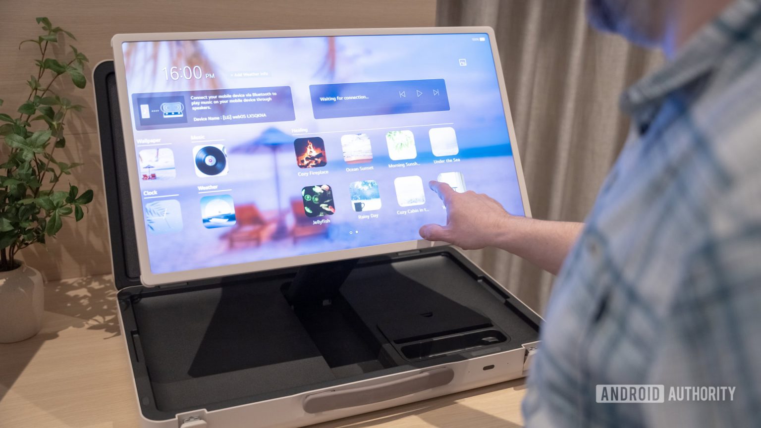 Economize US $ 300 no Awesome LG StandbyMe Go Portable Monitor