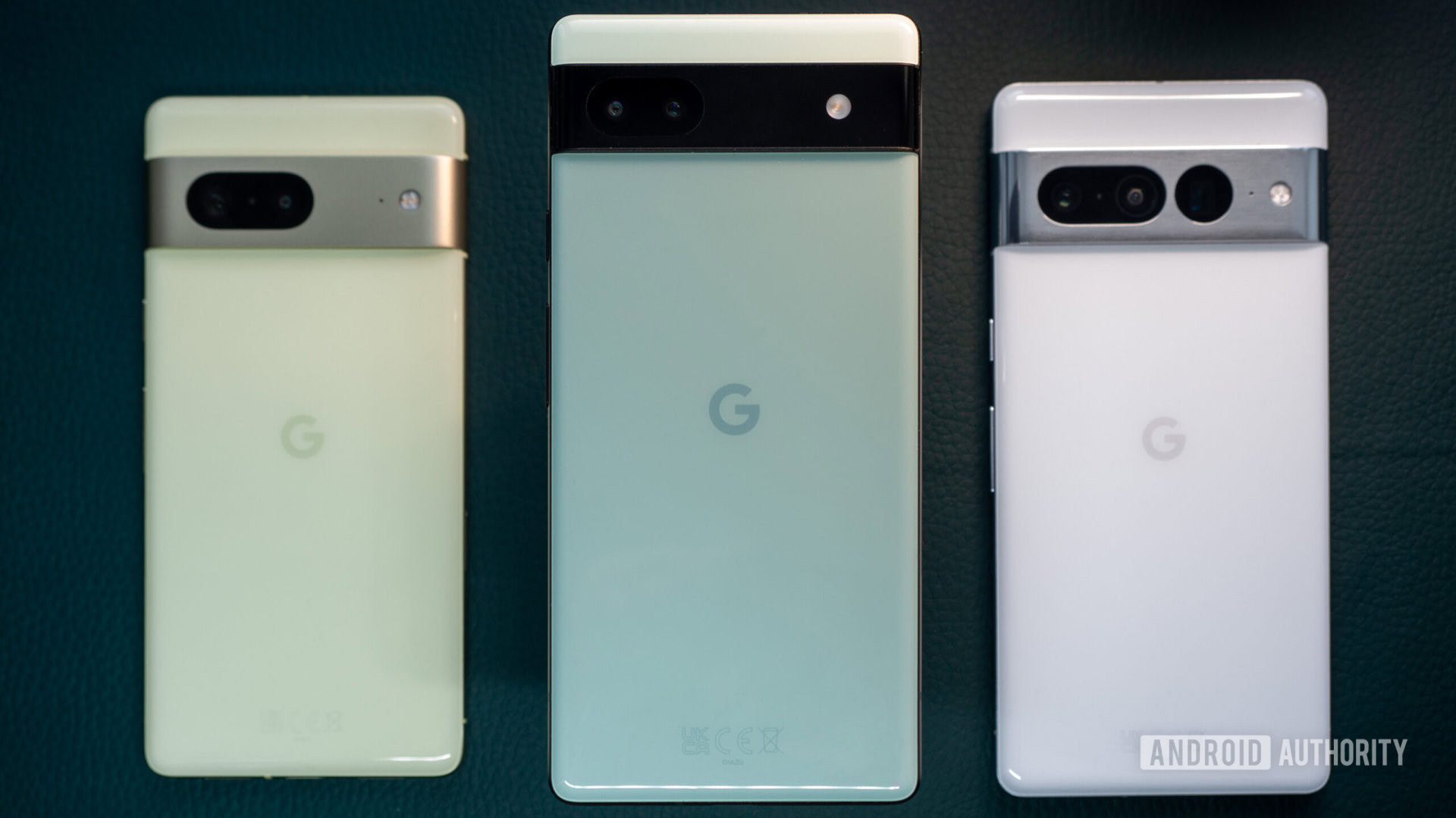 Green Google Pixel 6A em primeiro plano, com pixels brancos 7 Pro e Pixel 7 de limão 7 em segundo plano pixel 6a vs 7 vs 7 pro 2