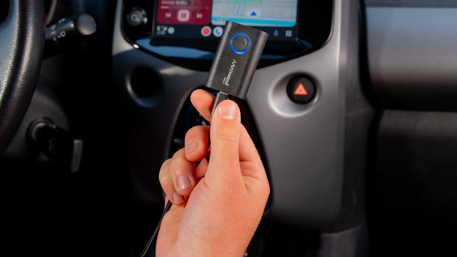 Este dongle traz Android Auto sem fio e Apple CarPlay para o seu carro