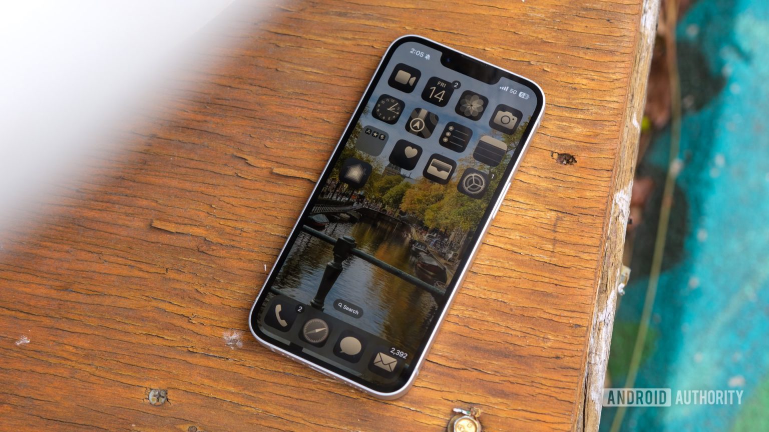 Estudo da Qualcomm, mostrando que os andróides venceram o iPhone 16E no 5G