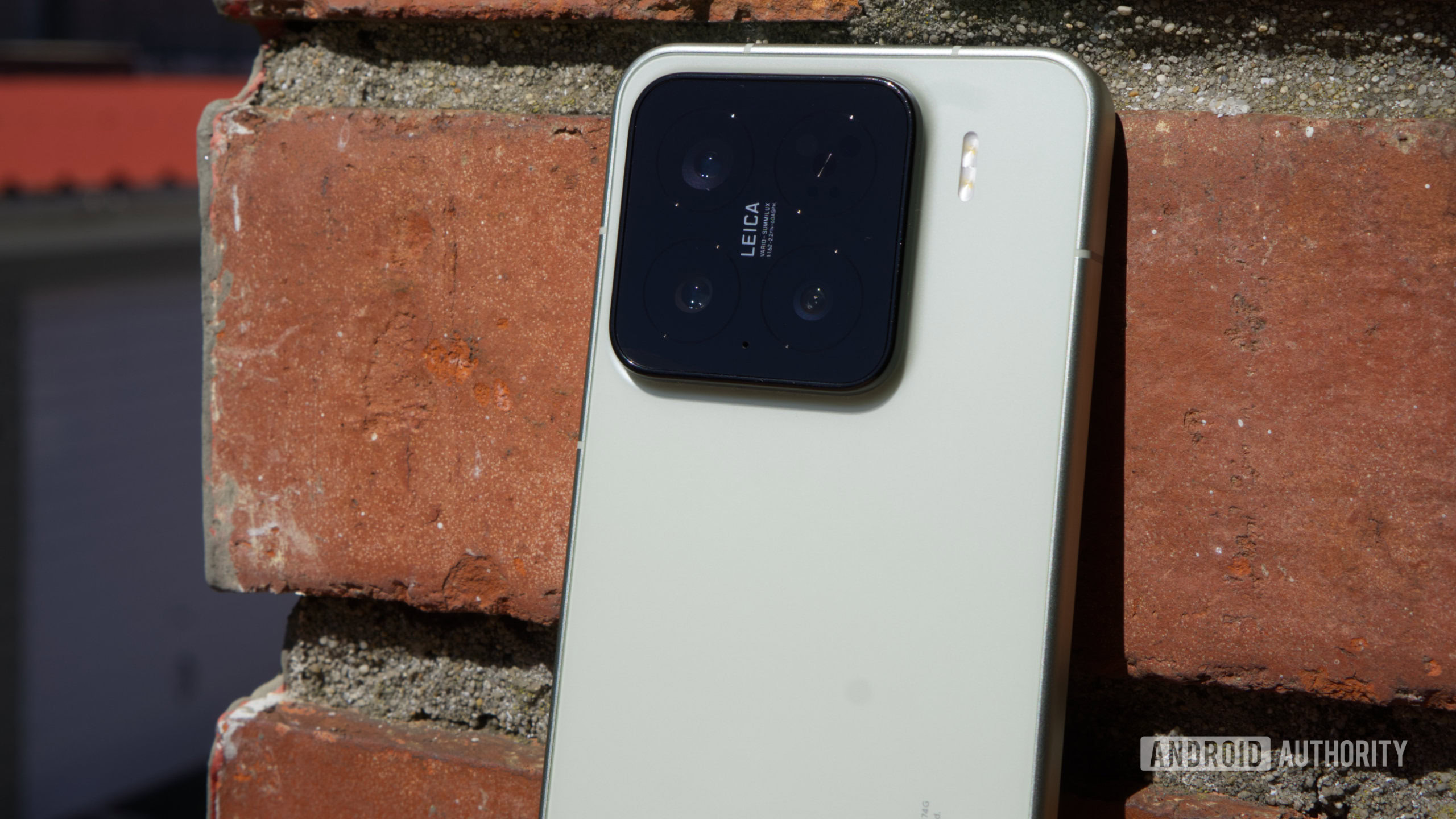 Xiaomi 15 câmera traseira contra a parede Xiaomi 15 câmera traseira contra a parede