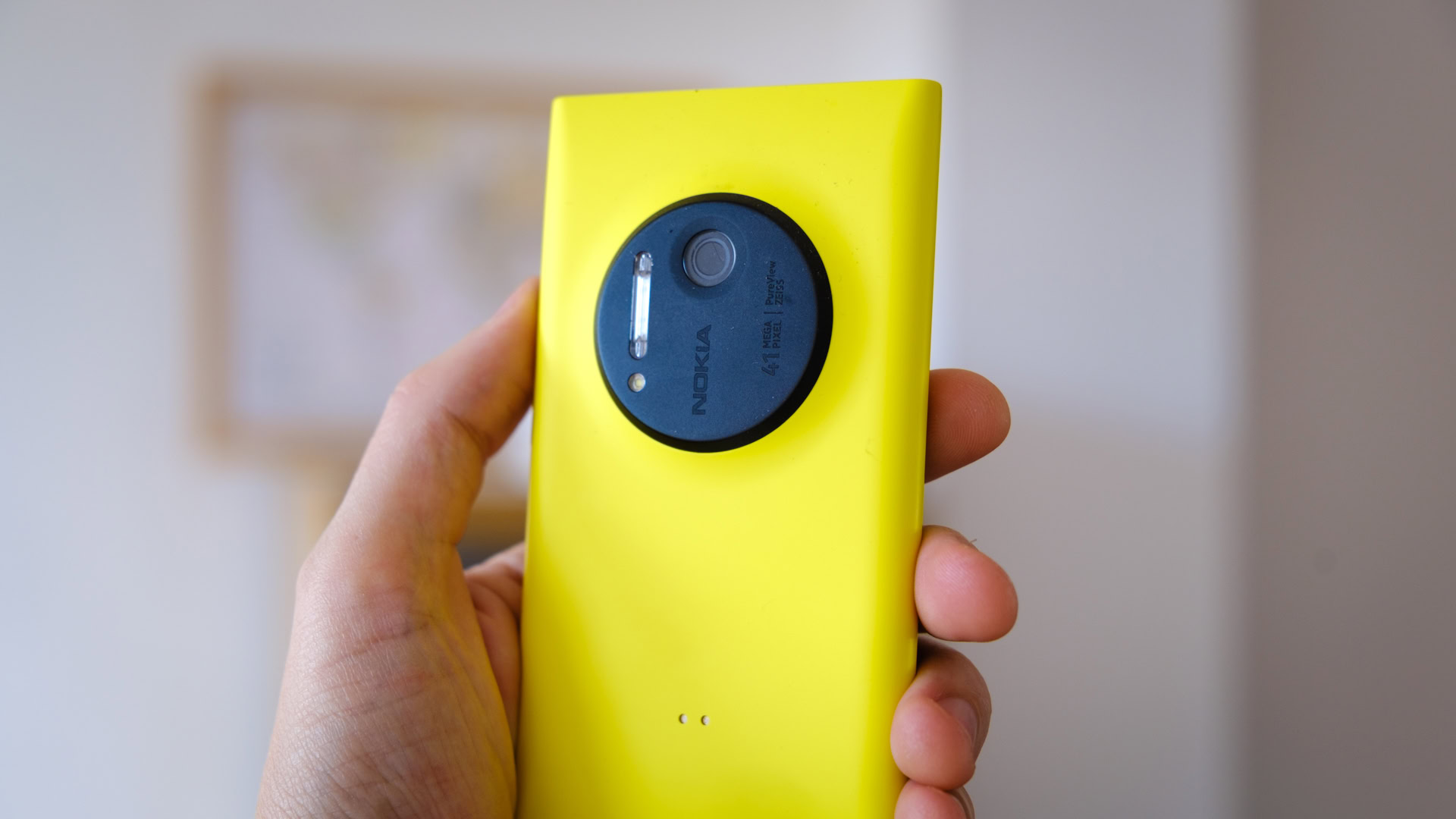 Nokia Lumia 1020 de volta à mão Nokia Lumia 1020 de volta à mão