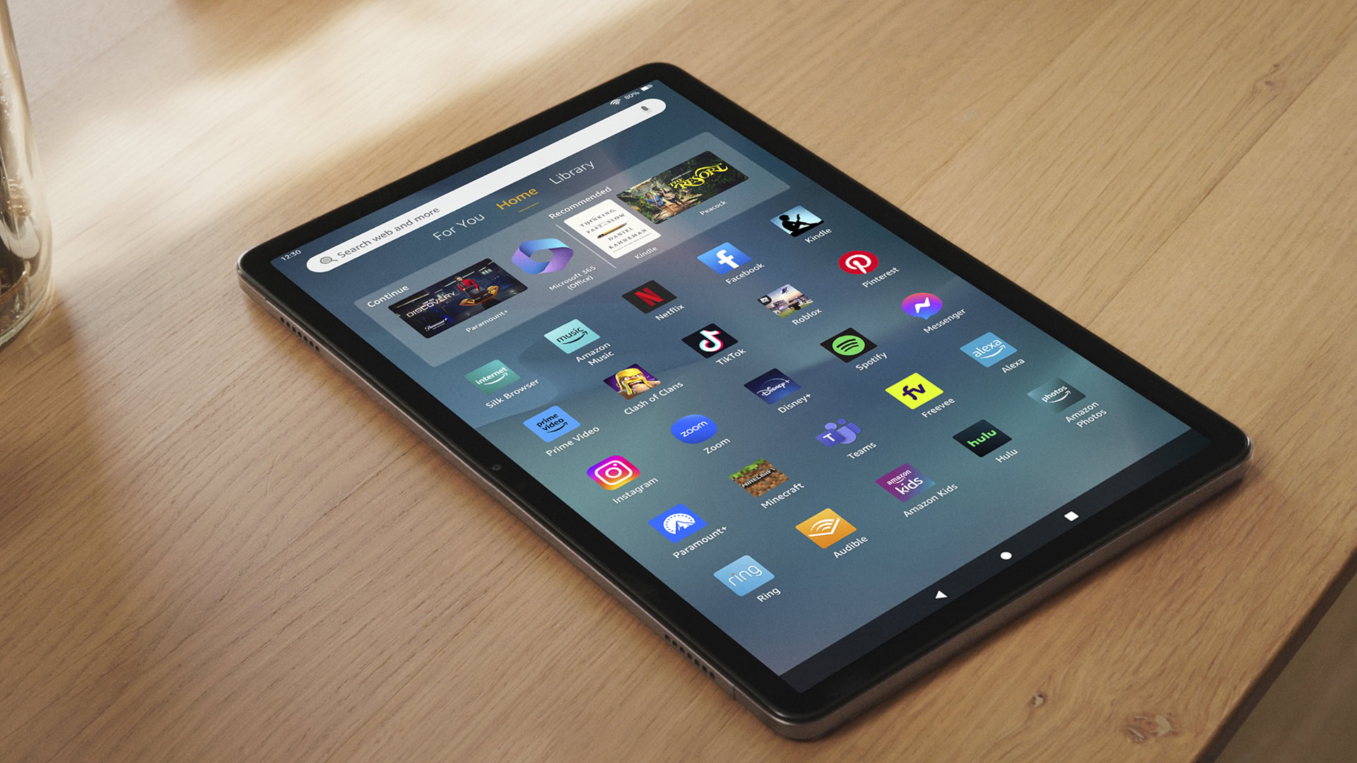Amazon Fire Max 11 na mesa Amazon Fire Max 11 na mesa