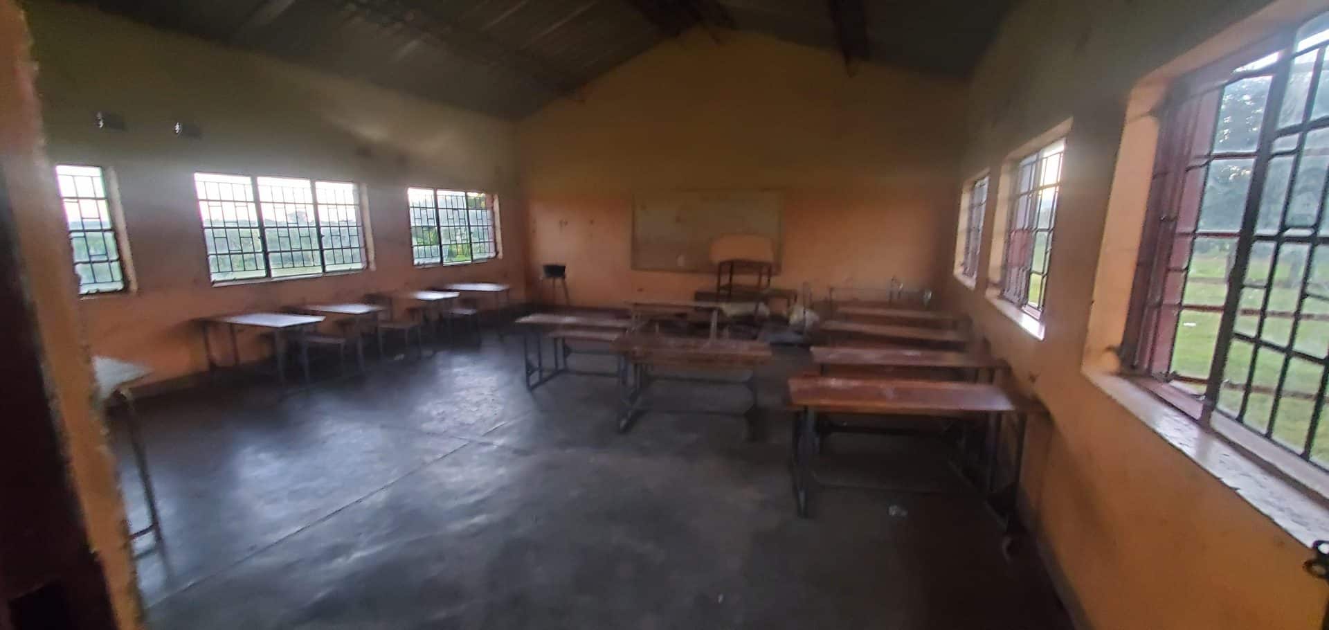 Zâmbia rural - onde e como encontrar comida e acomodação na zambia rural Uma sala de aula na zâmbia rural