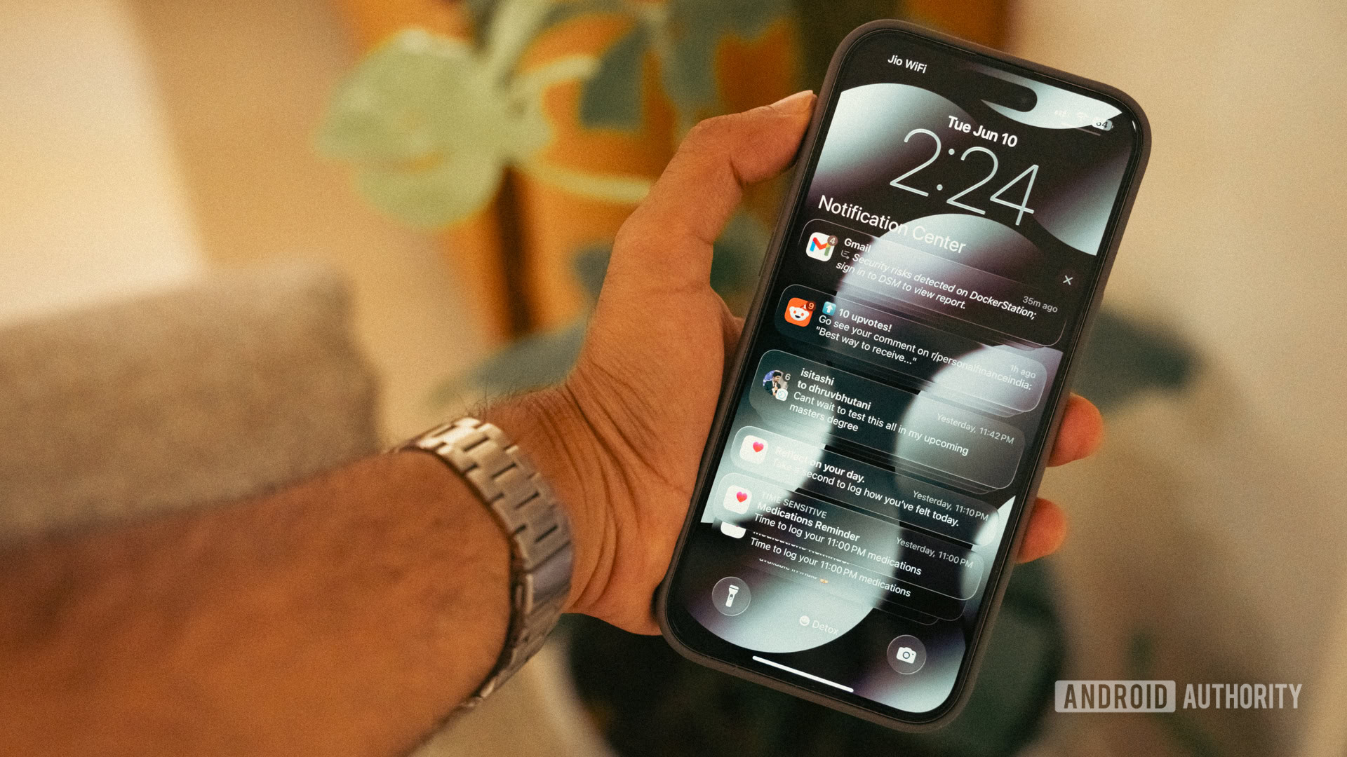 iOS 26 Mãos na tela de bloqueio iOS 26 Mãos na tela de bloqueio