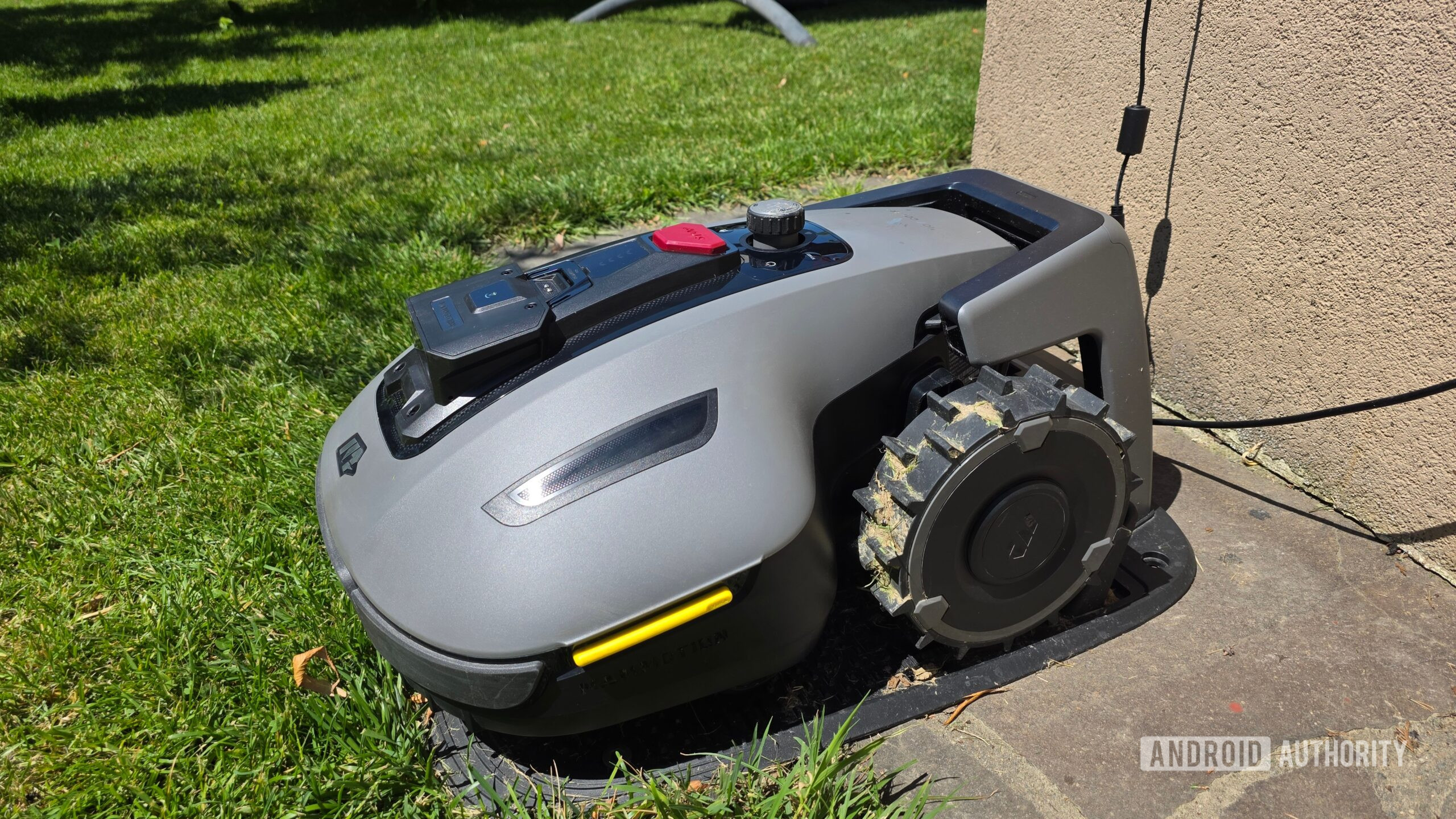 Mammotion Yuka Mini 800 Robot Lawn Mower Charging (7)
