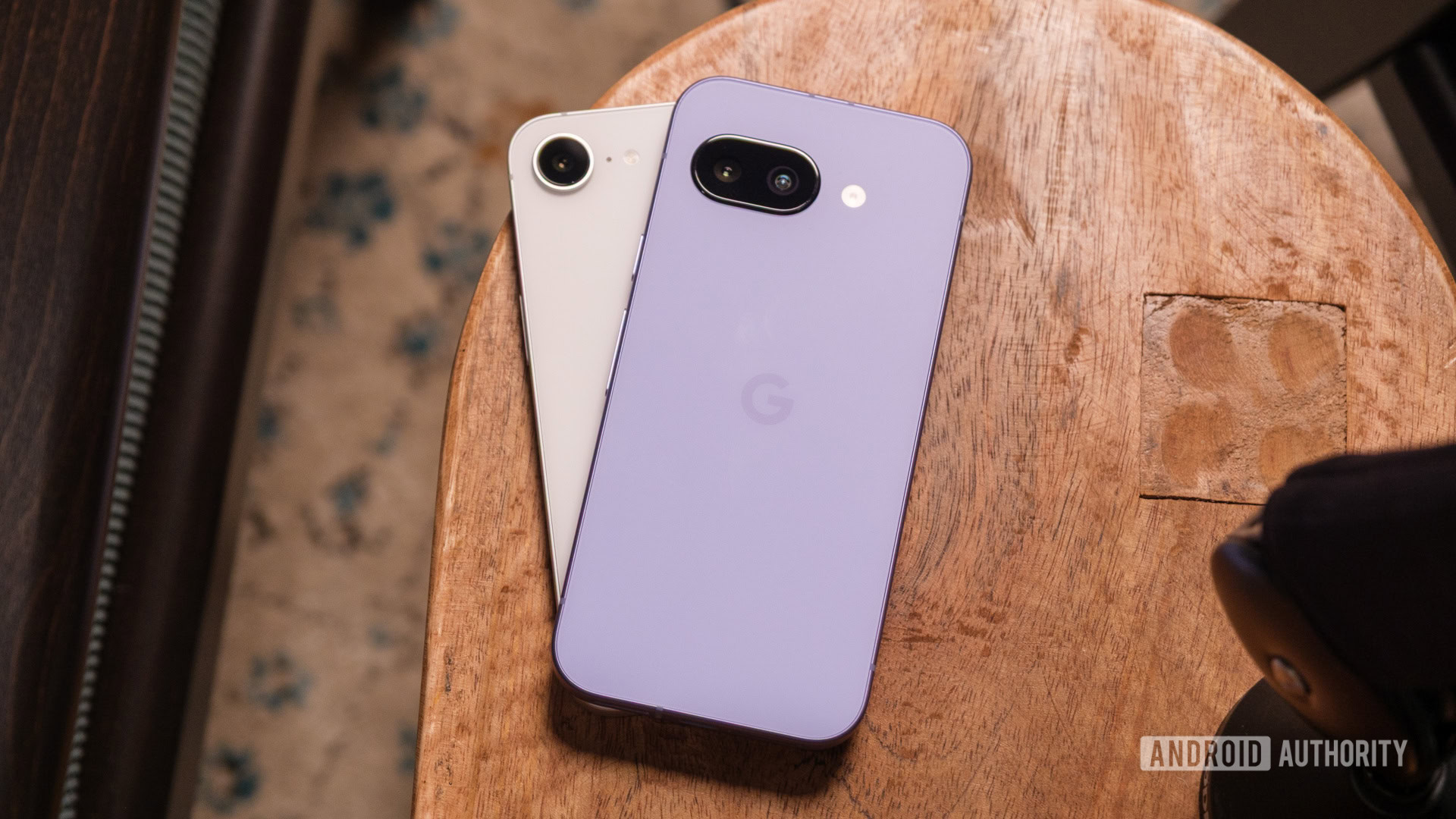 Google Pixel 9A vs iPhone 16E na mesa Google Pixel 9A vs iPhone 16E na mesa