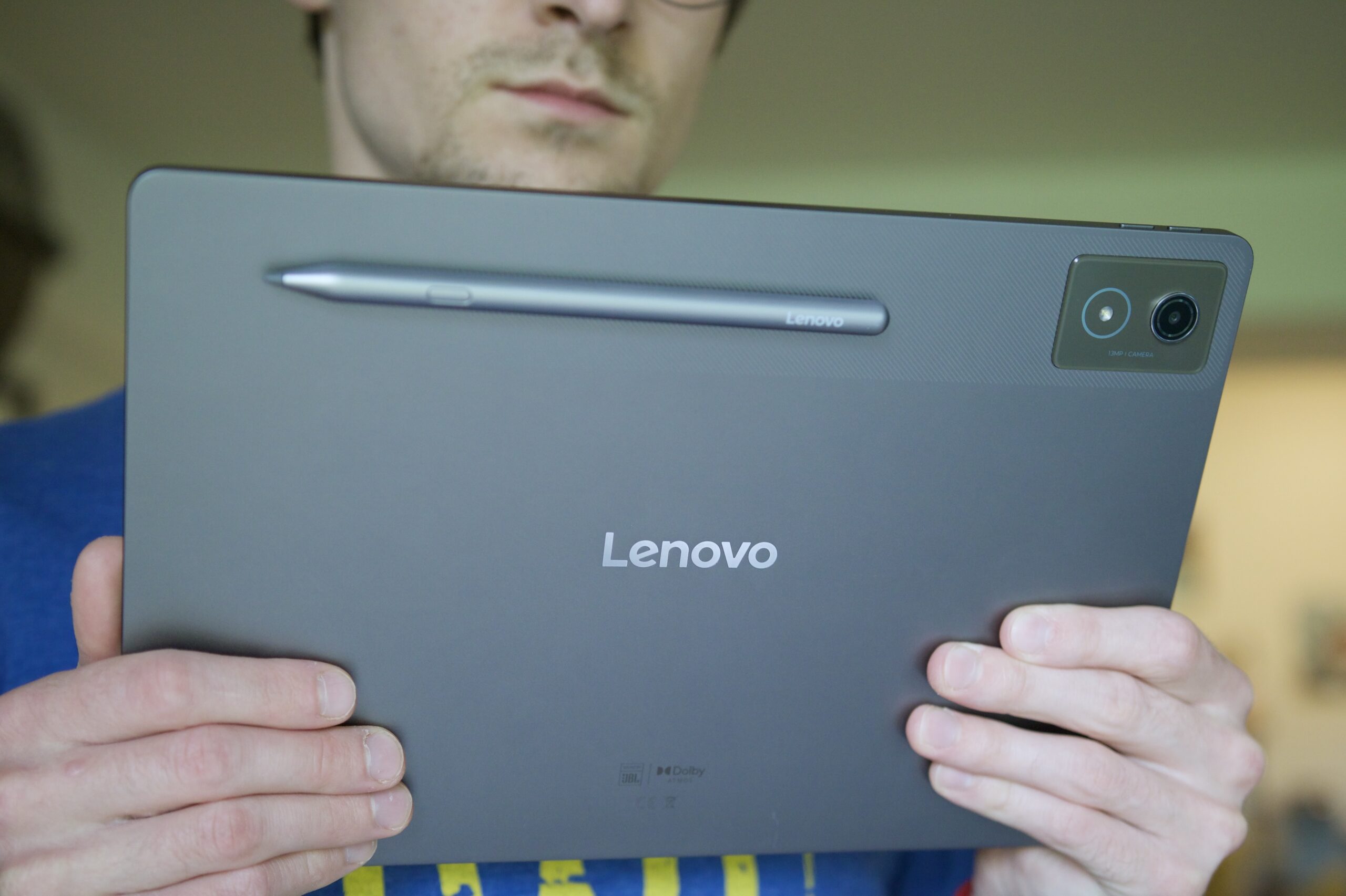 Lenovo Idea Tab Pro Review 12 Alguém segurando a guia Lenovo Idea.