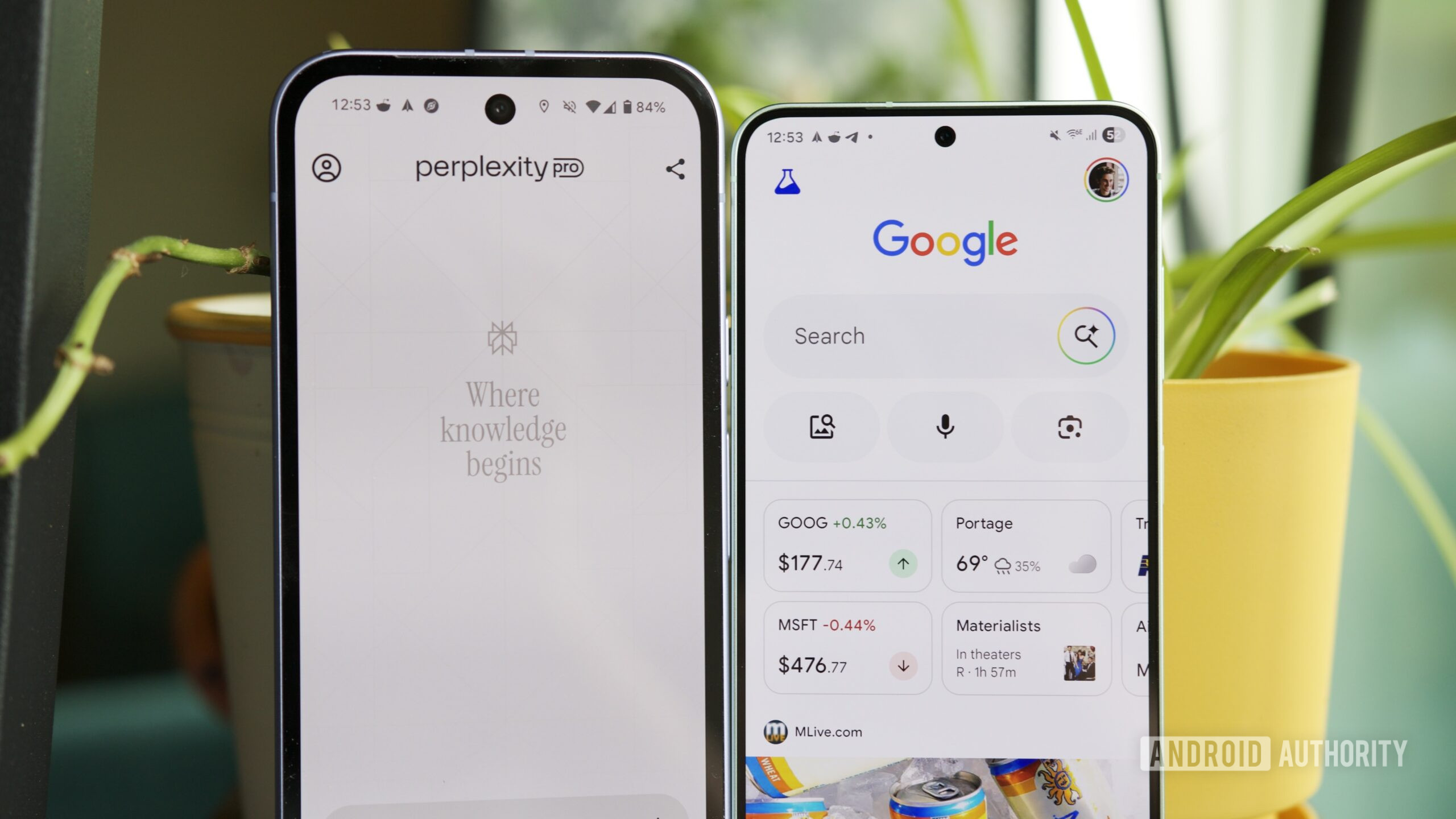 Dois telefones Android, um executando o aplicativo Perplexity, outro executando o aplicativo do Google.