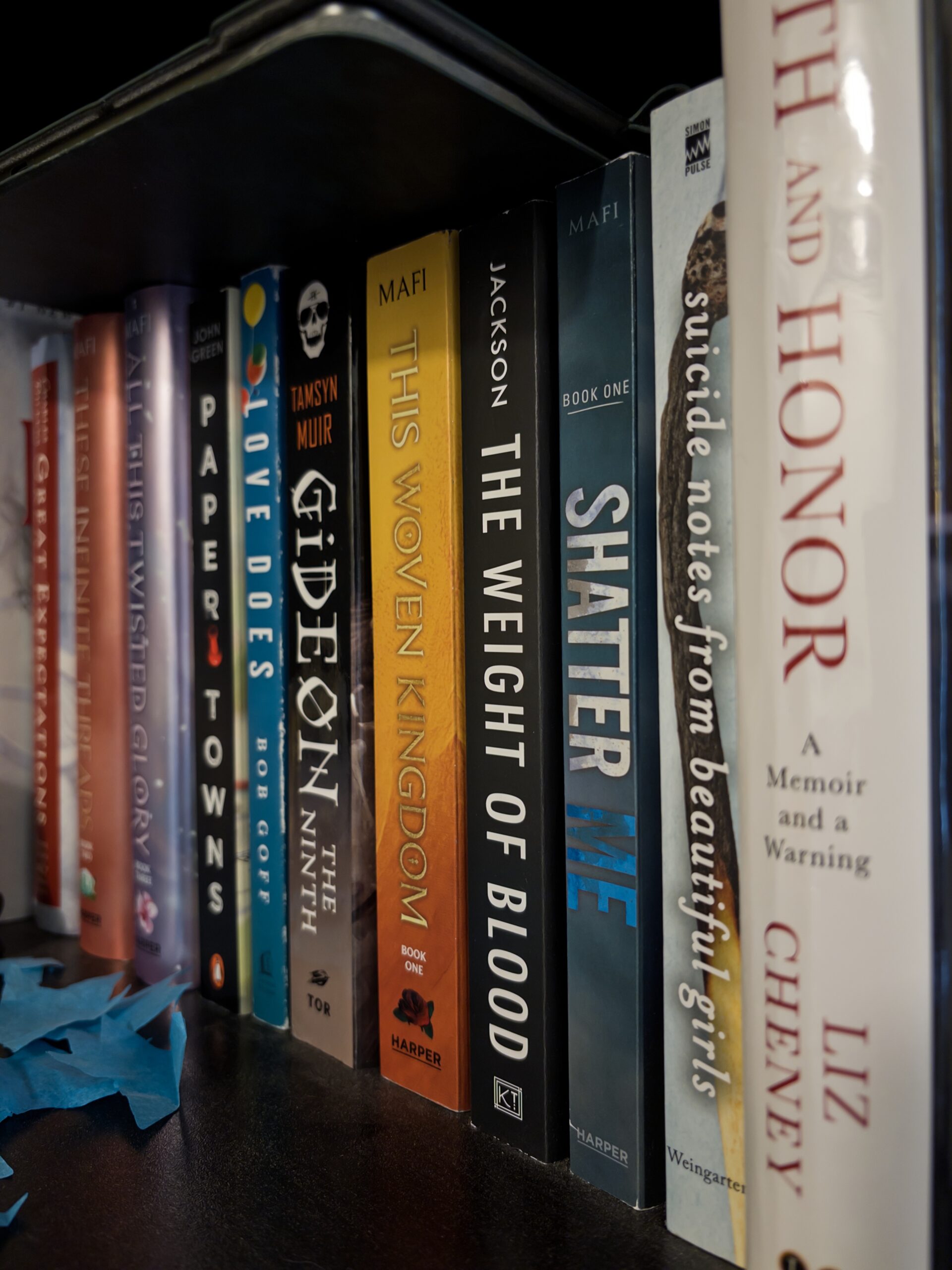 Foto de livros em uma estante de livros, tirada com o aplicativo Indigo.