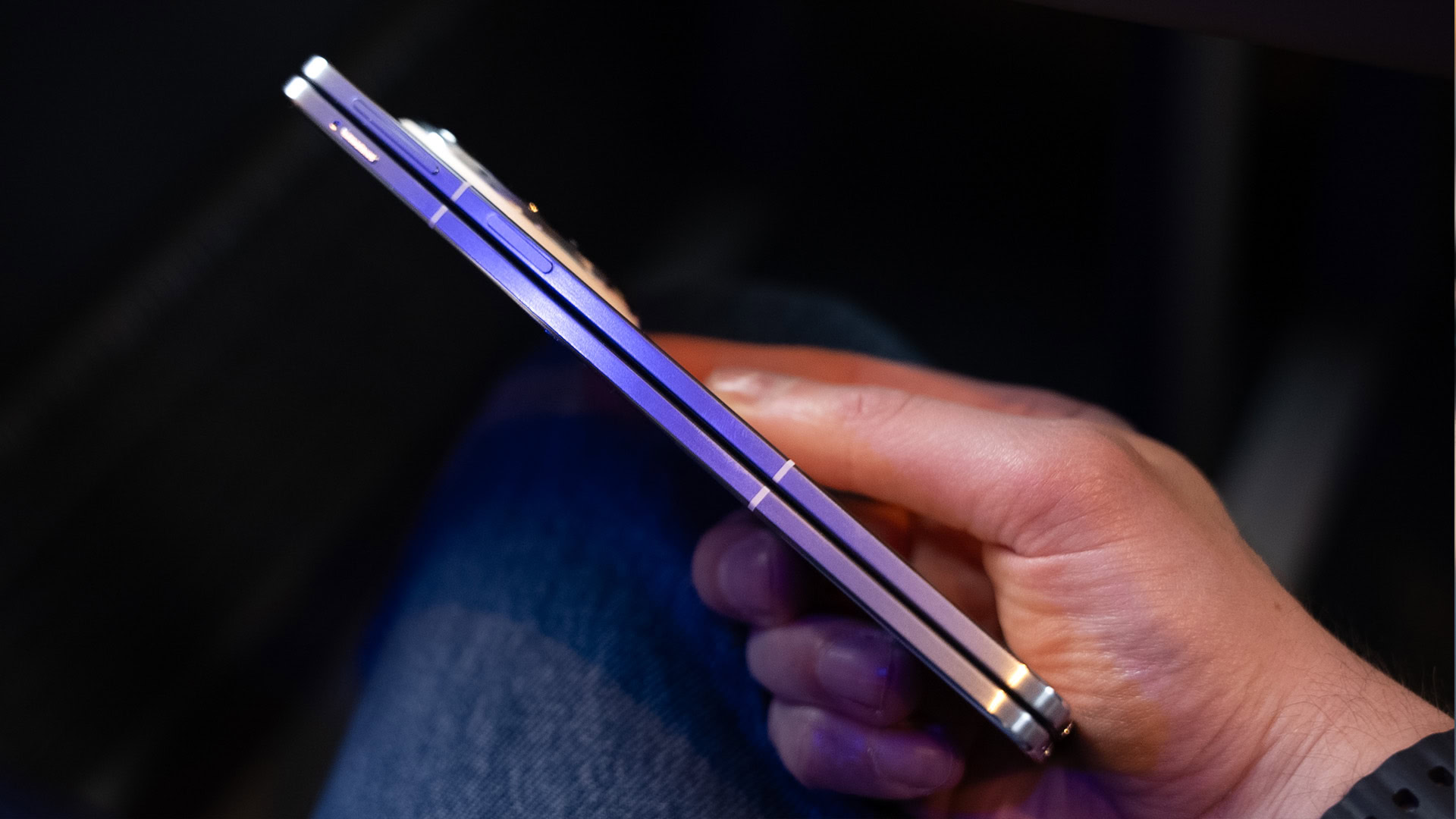 Oppo Find N5 fechado do lado