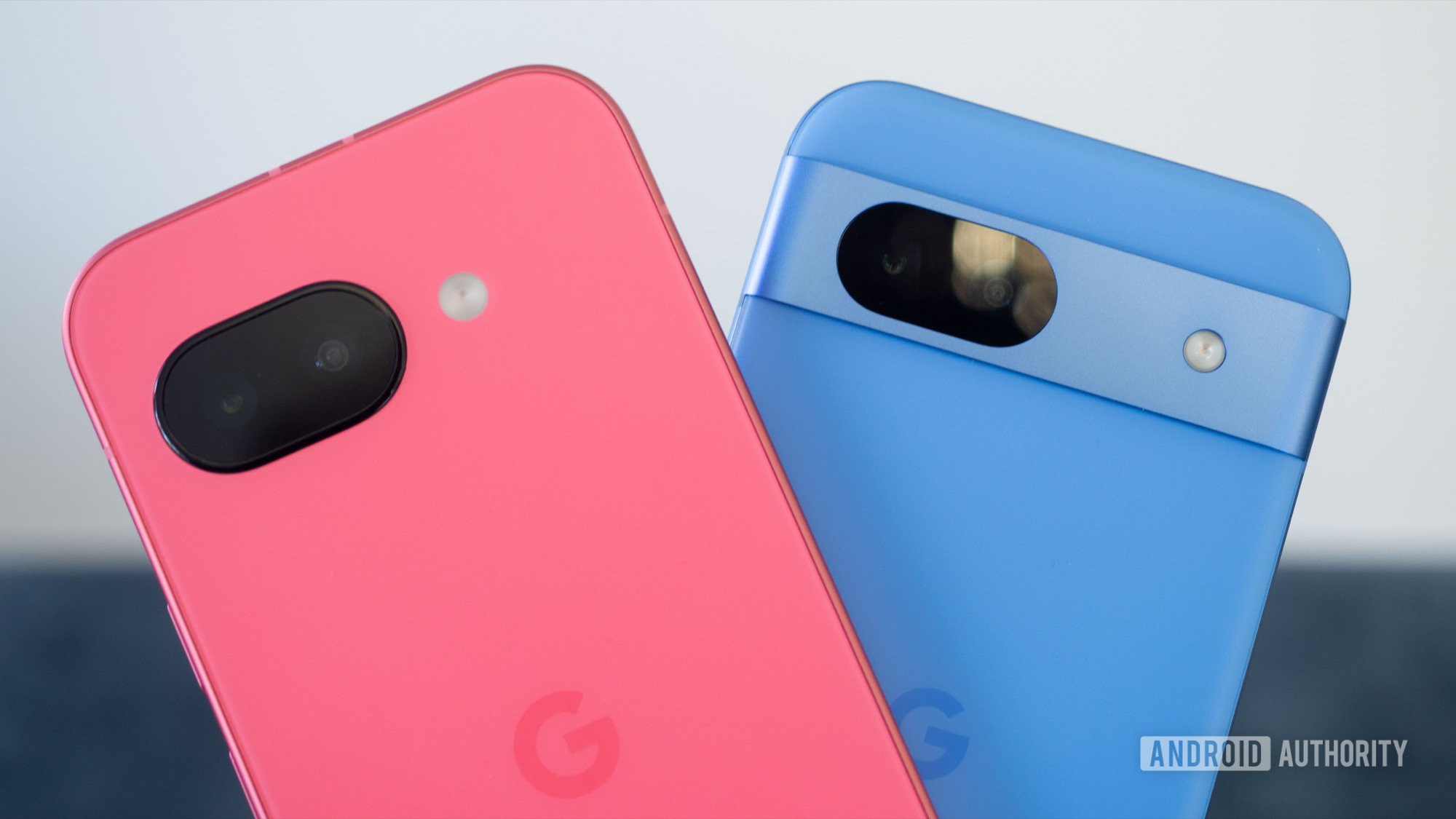 Google Pixel 9A vs Pixel 8A na mão Google Pixel 9A vs Pixel 8A na mão