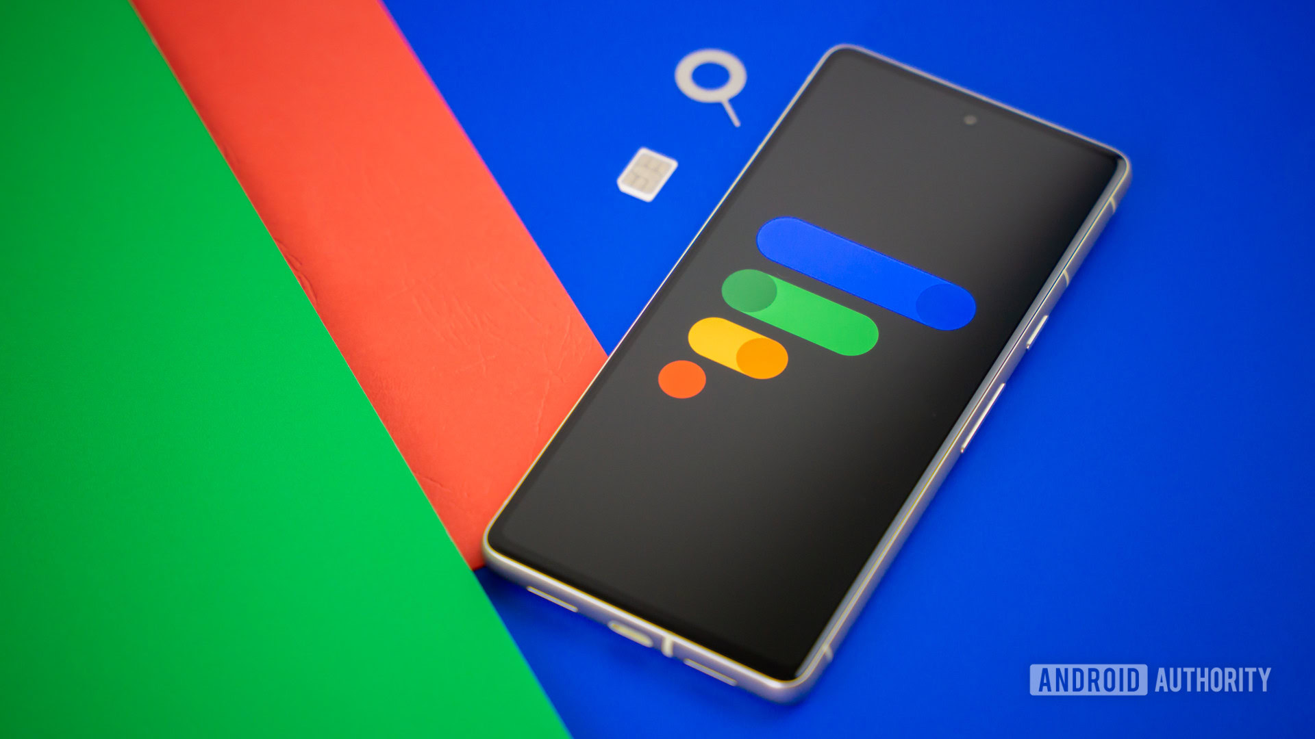 Google Fi Logo sem fio no smartphone com cartão SIM e ejetor SIM ao lado dele Banco de fotos 6