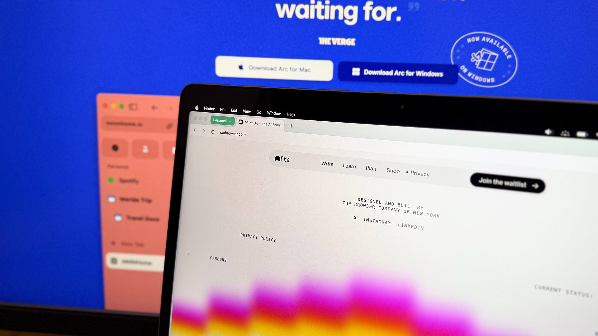 Site do navegador DIA aberto em um MacBook Air contra um fundo azul