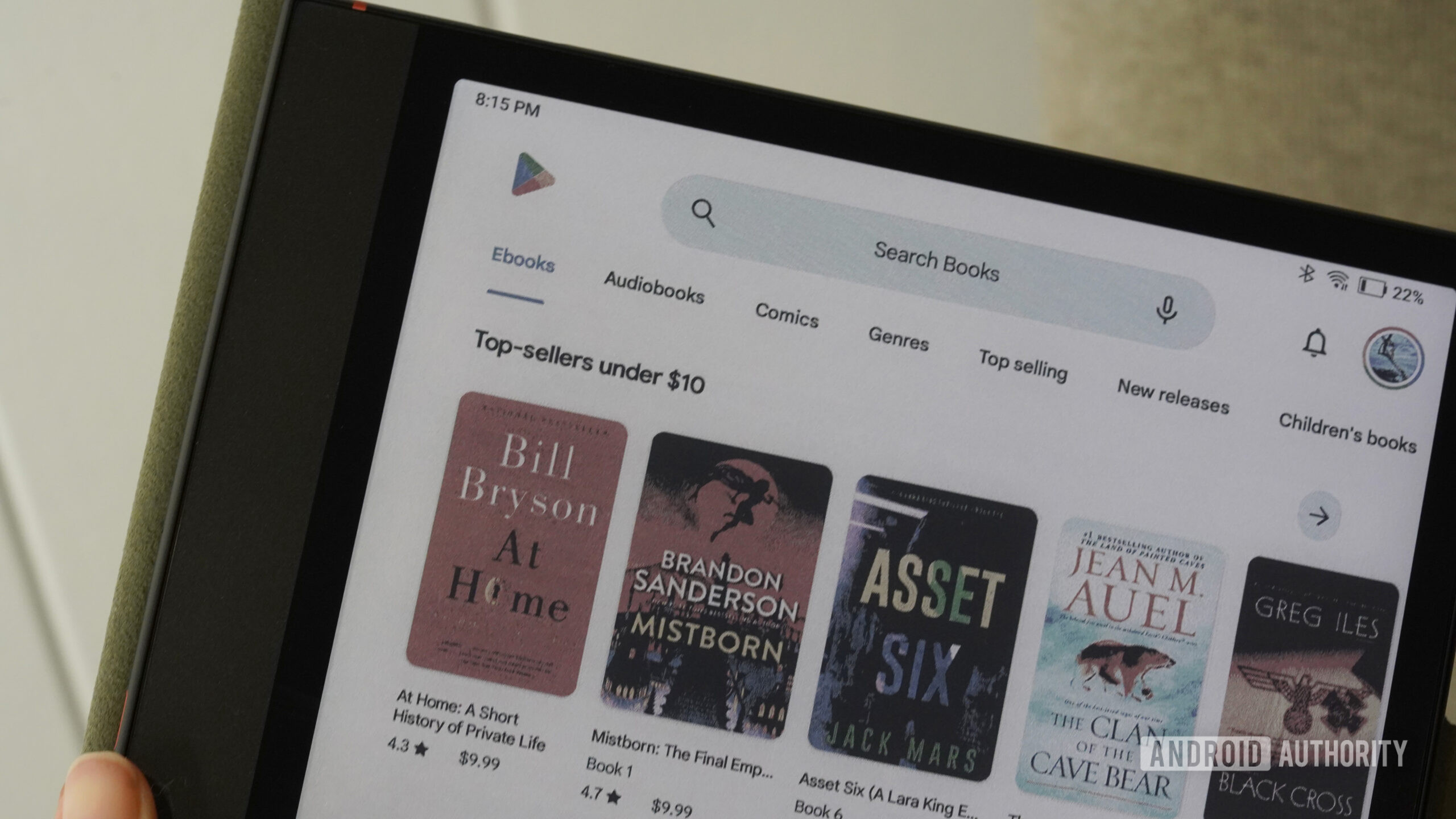 Um Boox Note Air 4C exibe livros na Play Store.