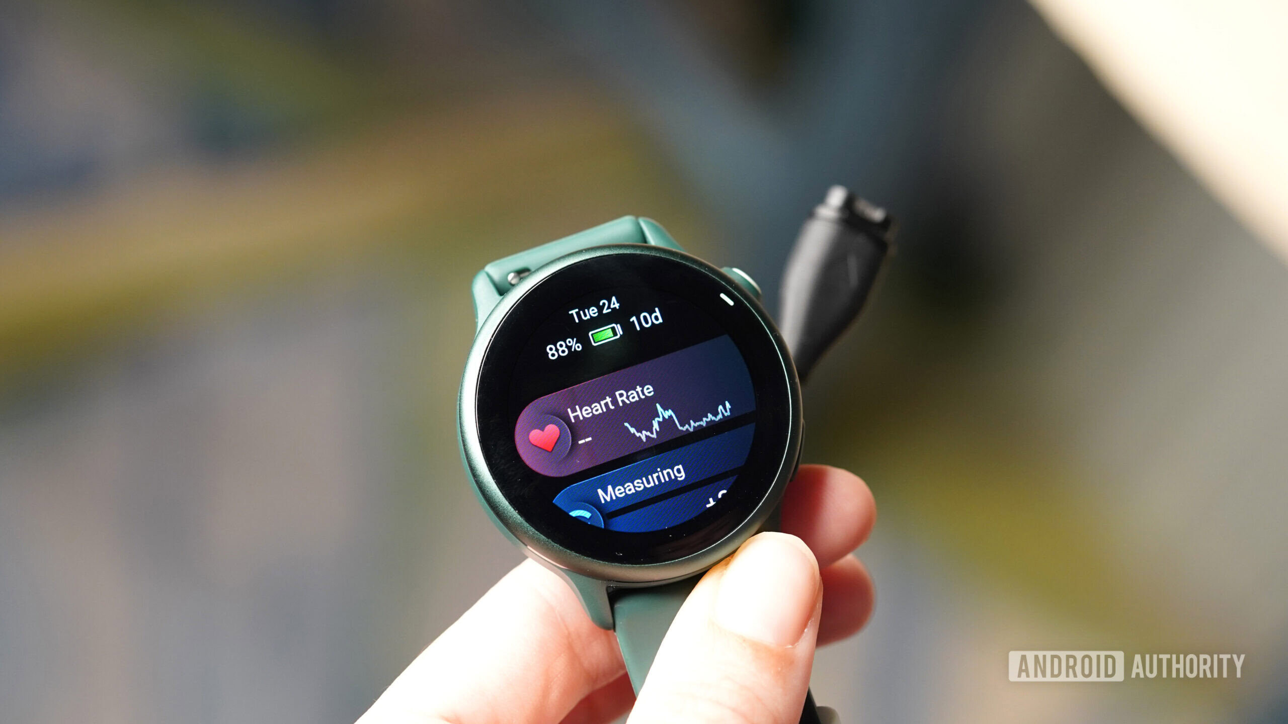 Um usuário Garmin Vivoactive 6 analisa o nível da bateria.