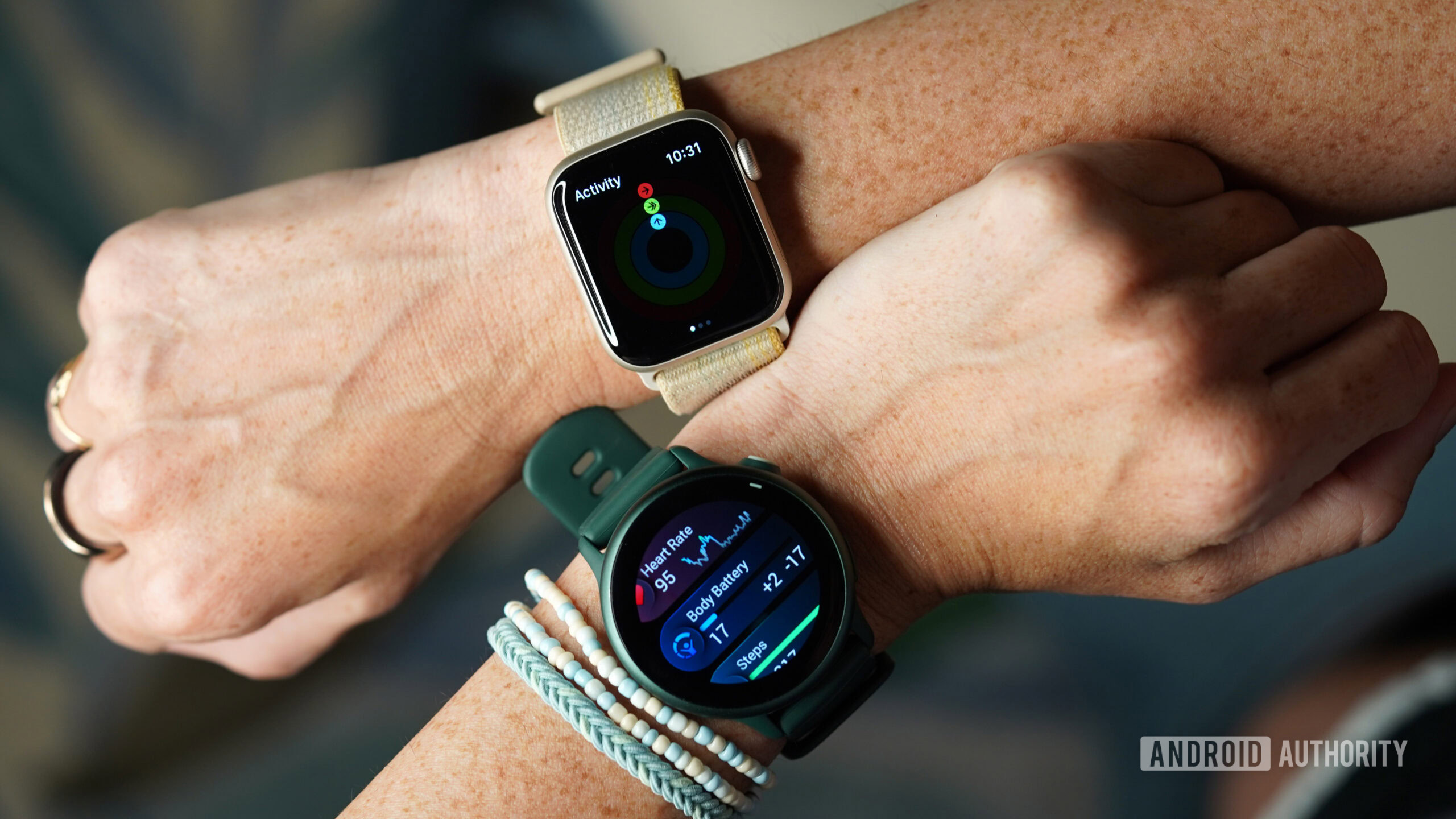 Um usuário usa um Garmin Vivoactive 6 e um Apple Watch SE.