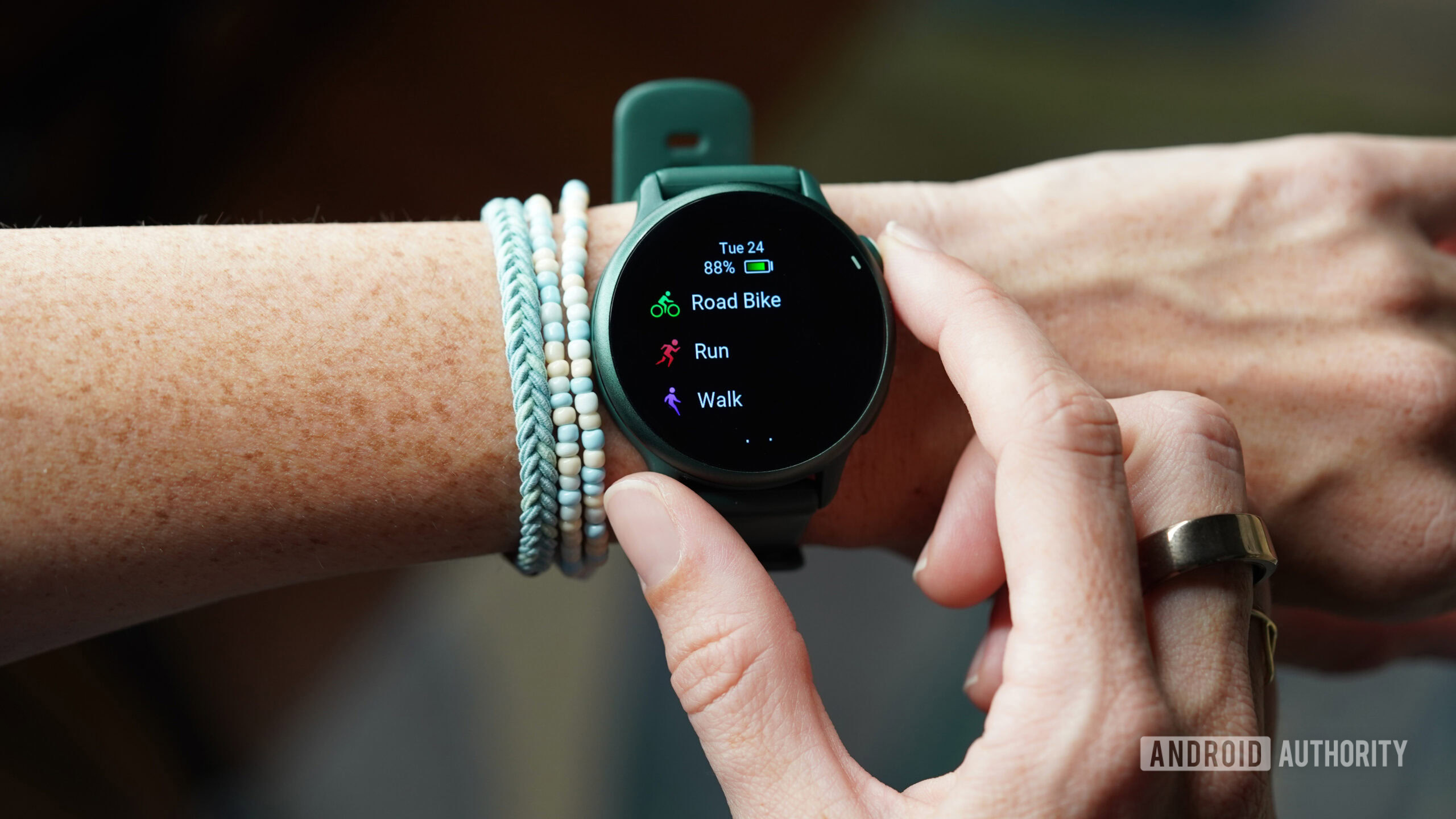 Um usuário Garmin Vivoactive 6 inicia um novo treino.