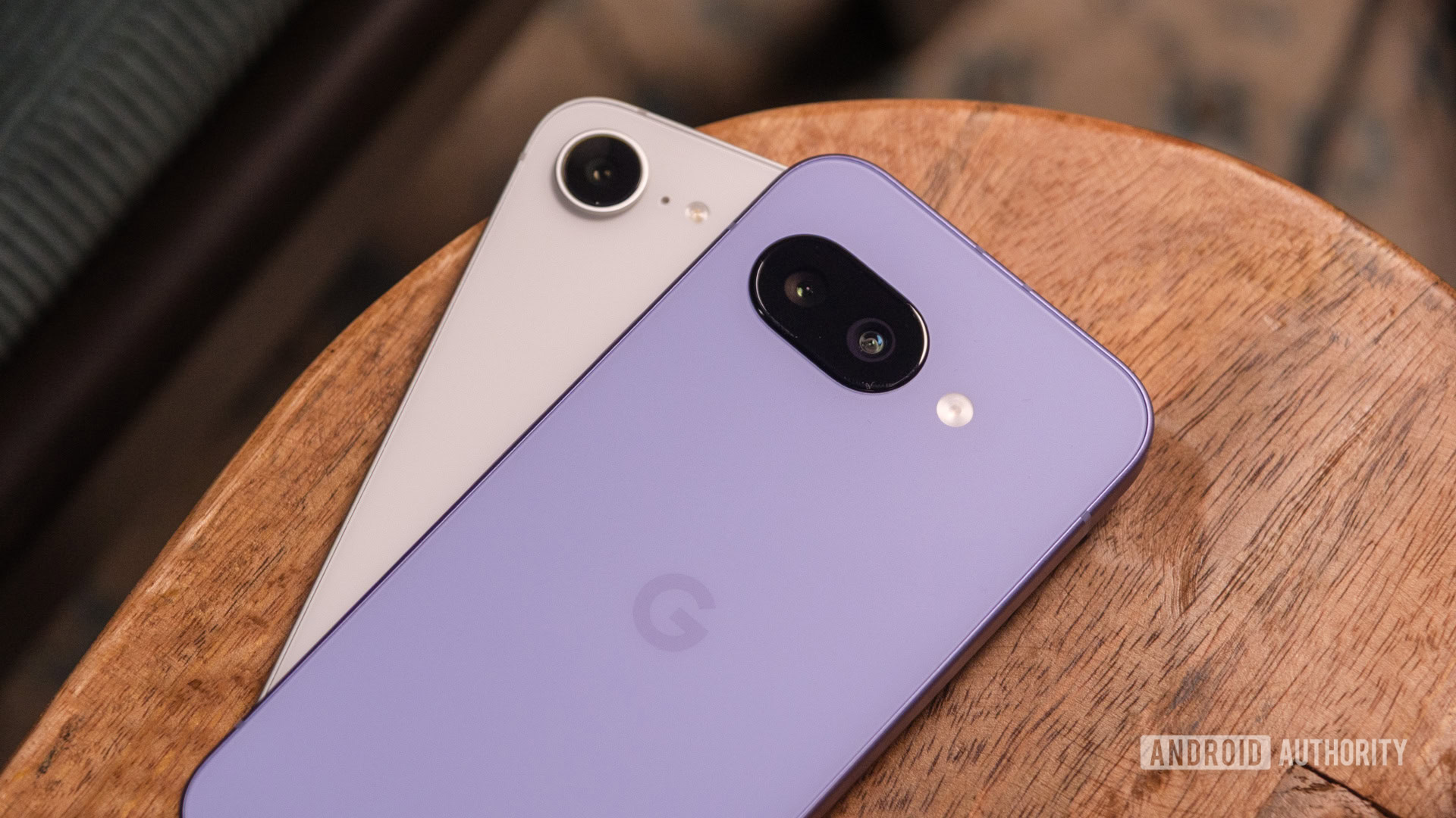 Google Pixel 9A vs iPhone 16e deitado em ângulo Google Pixel 9A vs iPhone 16e deitado em ângulo