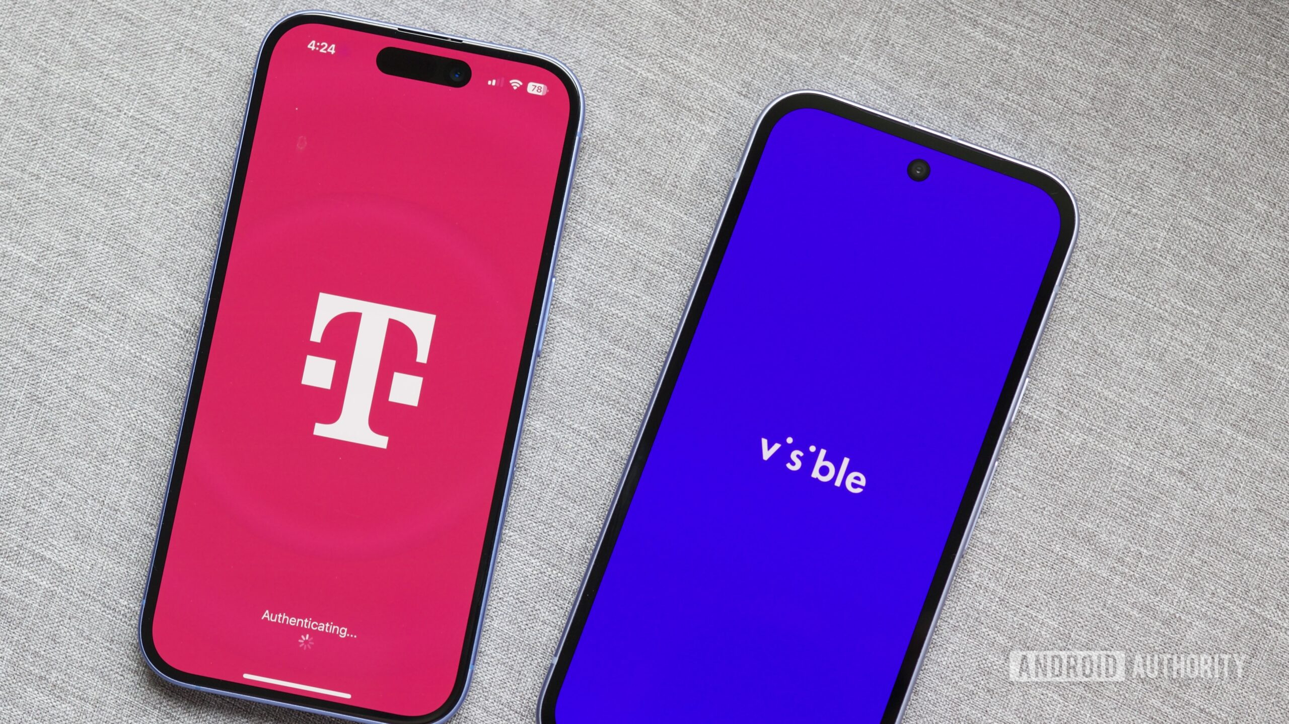 T Mobile Logos de comparação visível 2 Dois telefones próximos um do outro, um mostrando o logotipo da T-Mobile, outro mostrando o logotipo visível.