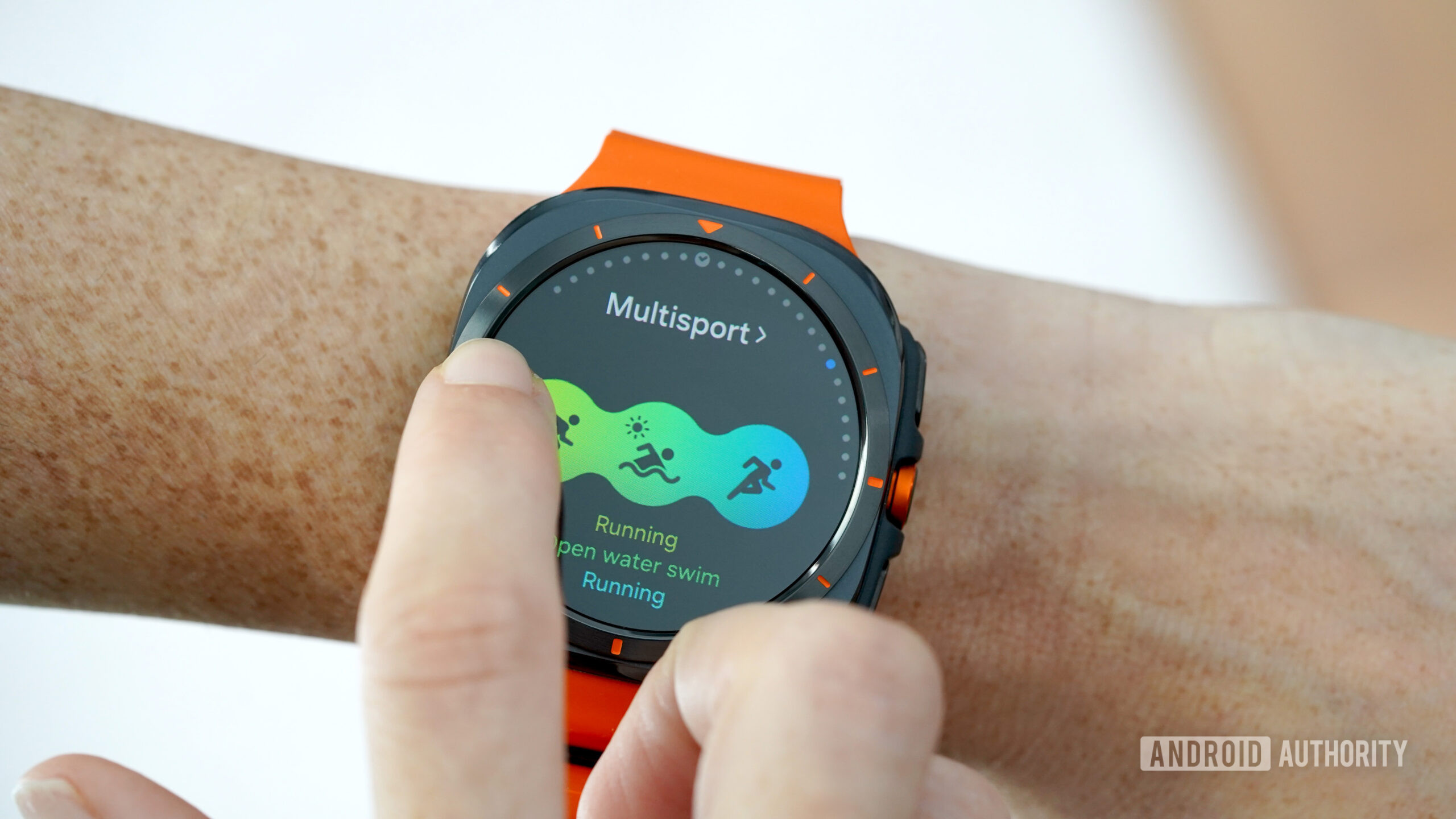 Samsung Galaxy Watch Ultra Digital Molipel Um usuário desliza através dos ladrilhos em seu Samsung Galaxy Watch Ultra usando o painel digital do dispositivo.