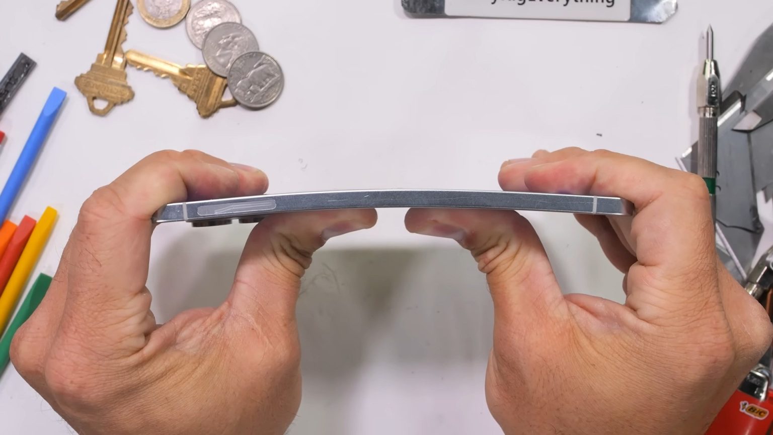 Assista Jerryrigeverything Torture-Test The Galaxy S25 Edge
