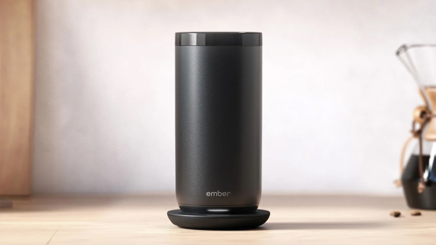 Tumbler de brasa no balcão Tumbler de brasa no balcão