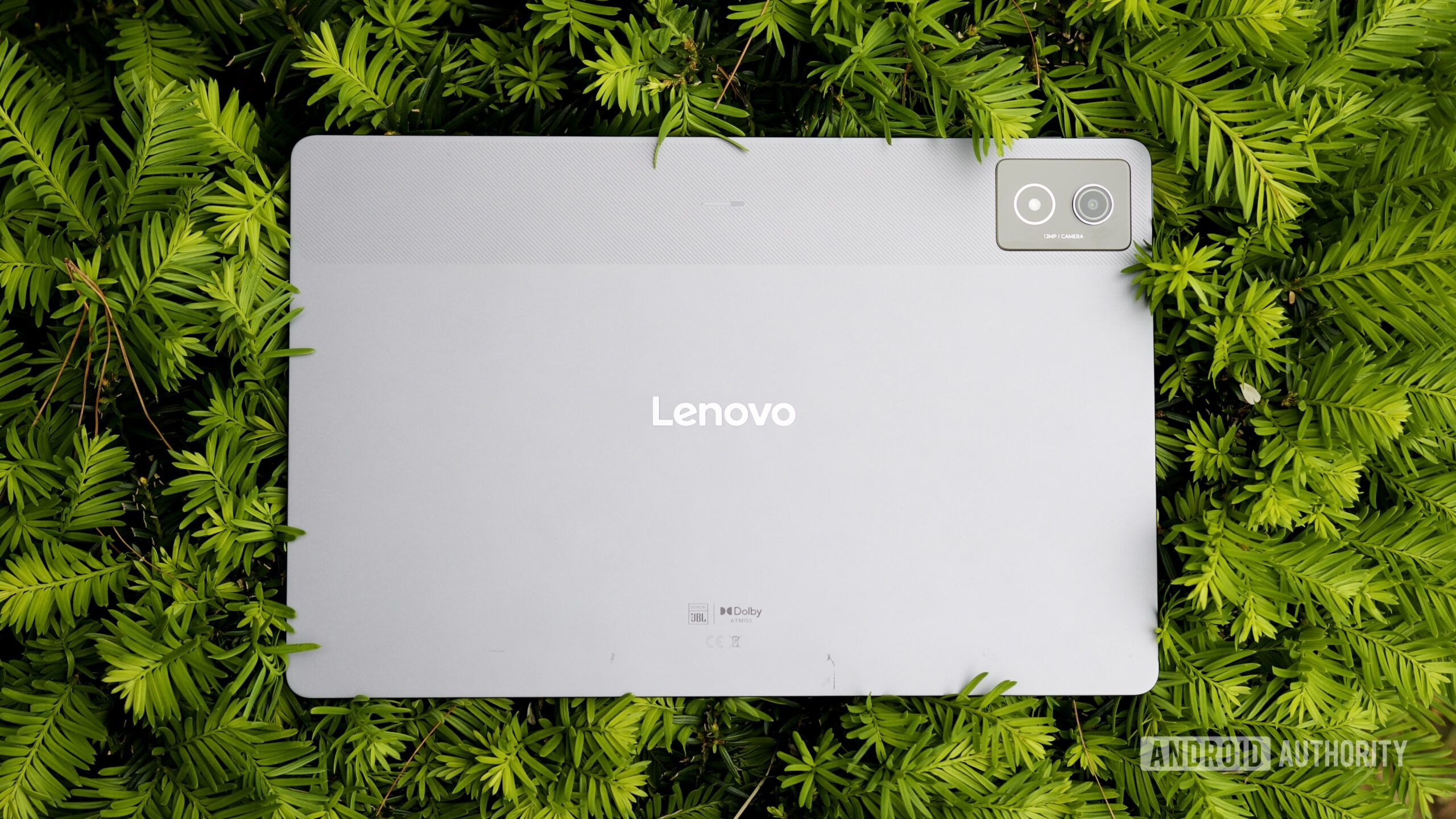Lenovo Idea Tab Pro Review 11 O Lenovo Idea Tab Pro sentado em cima de um arbusto verde do lado de fora.