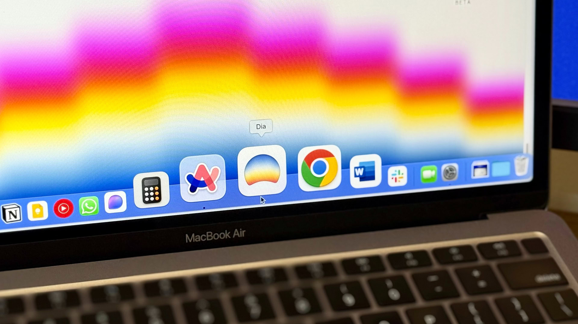 Aplicativo do navegador DIA em uma doca de ar MacBook com Google Chrome e Arc