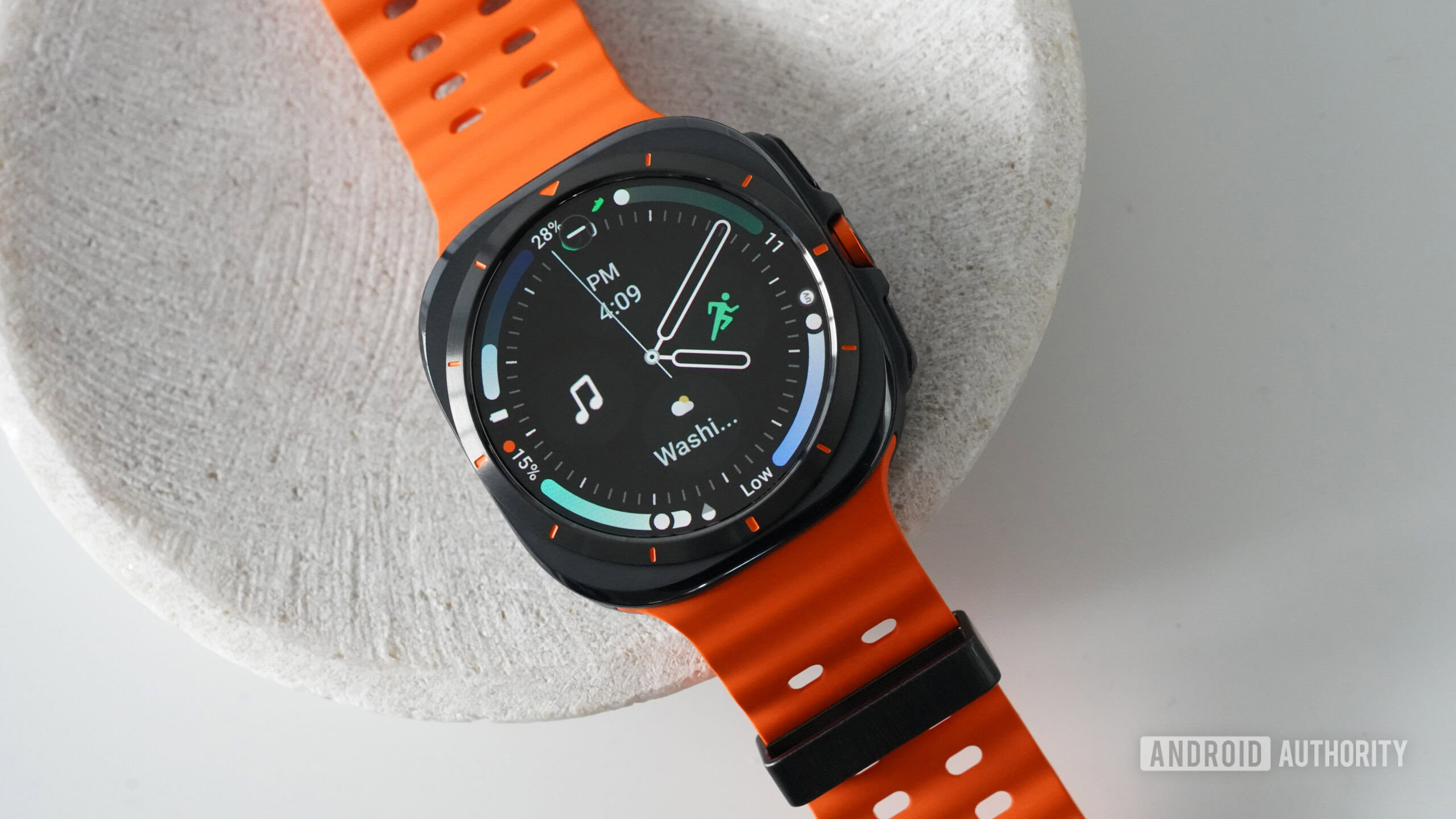 Samsung Galaxy Watch Ultra Arcs N6 Um Samsung Galaxy Watch Ultra exibe o rosto do ARCS N6.