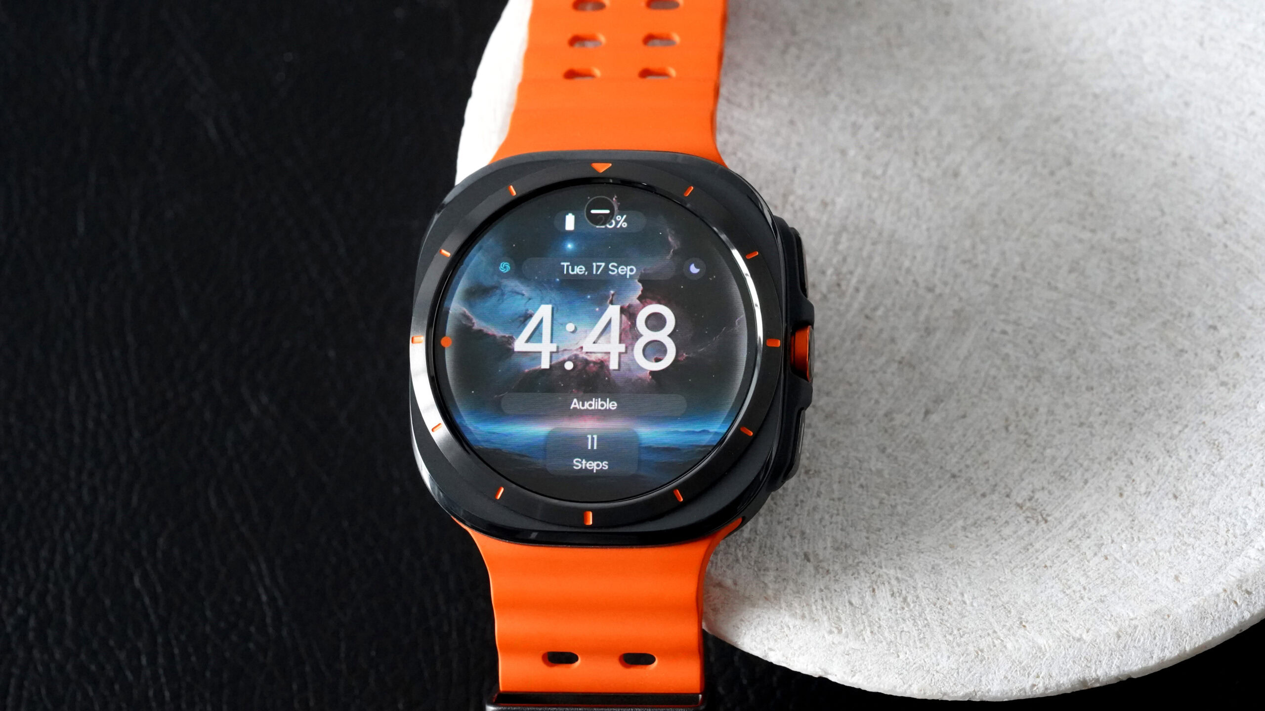 Samsung Galaxy Watch Ultra Res25 Um Samsung Galaxy Watch Ultra exibe o rosto do relógio RES25.