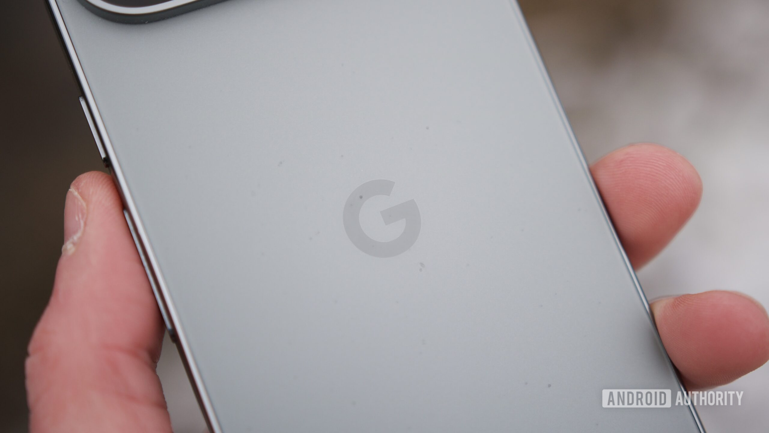 Google Pixel 9 Pro Revisit 12 Logotipo do Google na parte traseira do Pixel 9 Pro.