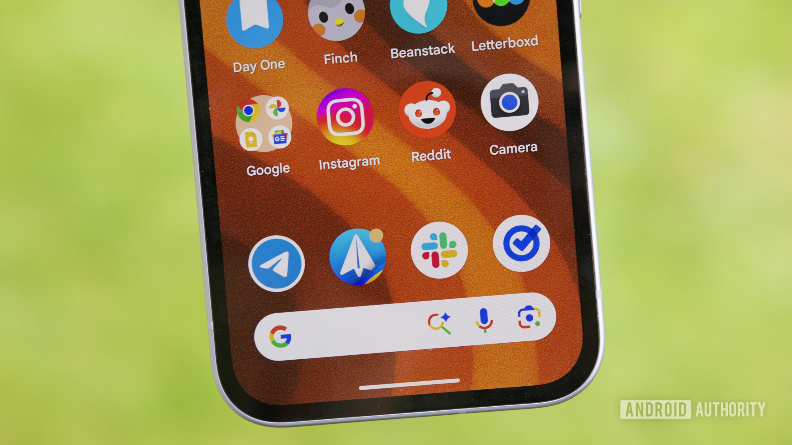 Google Pixel Search Bar Ai Mode Hero 2 Ícone do modo AI na barra de pesquisa do Google em um telefone pixel.