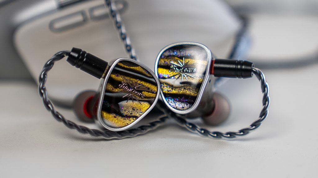 O Kiwi Ears étude entrega baixo tátil com tecnologia IEM movida a vibração